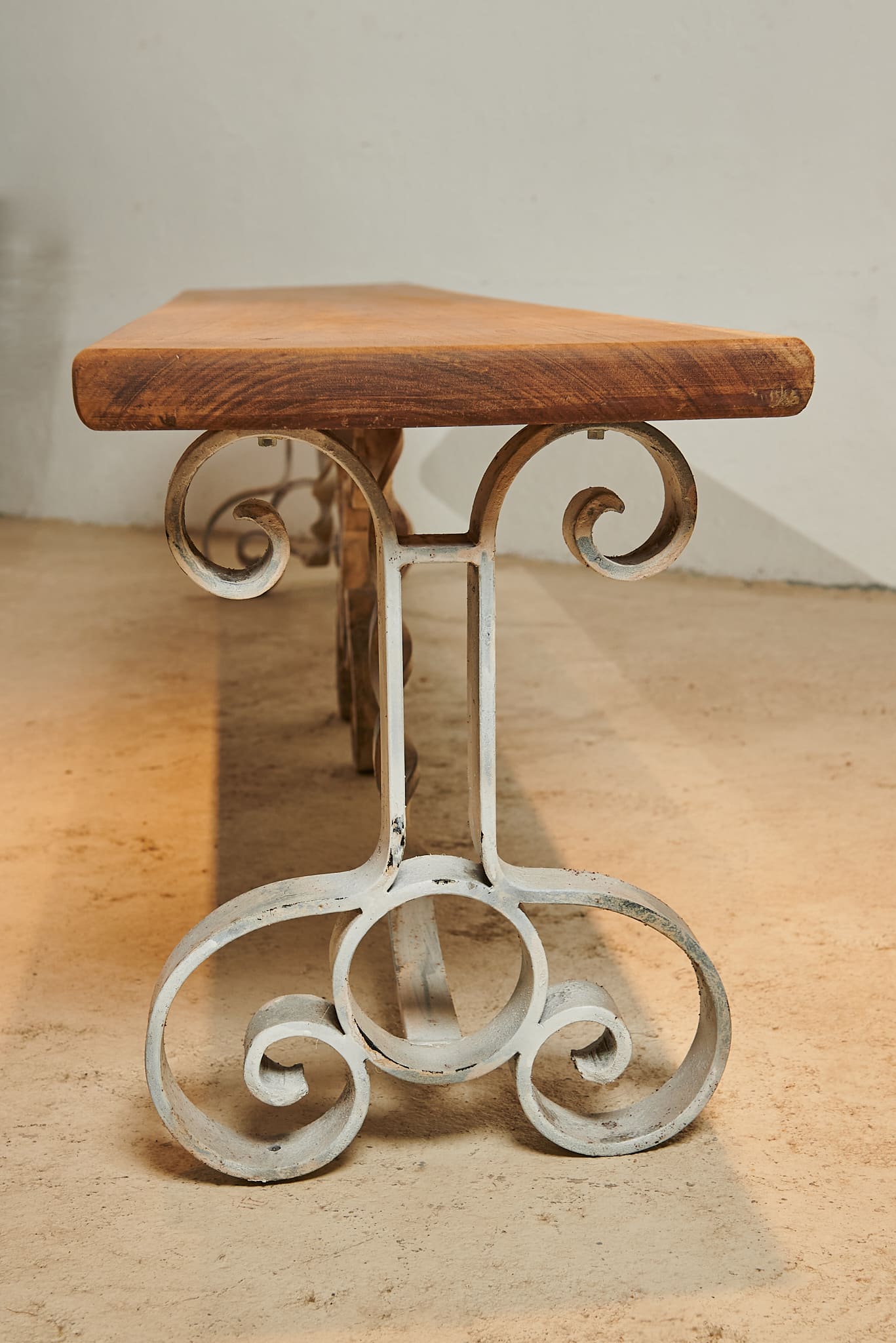 Banco en forja blanca y madera de pino