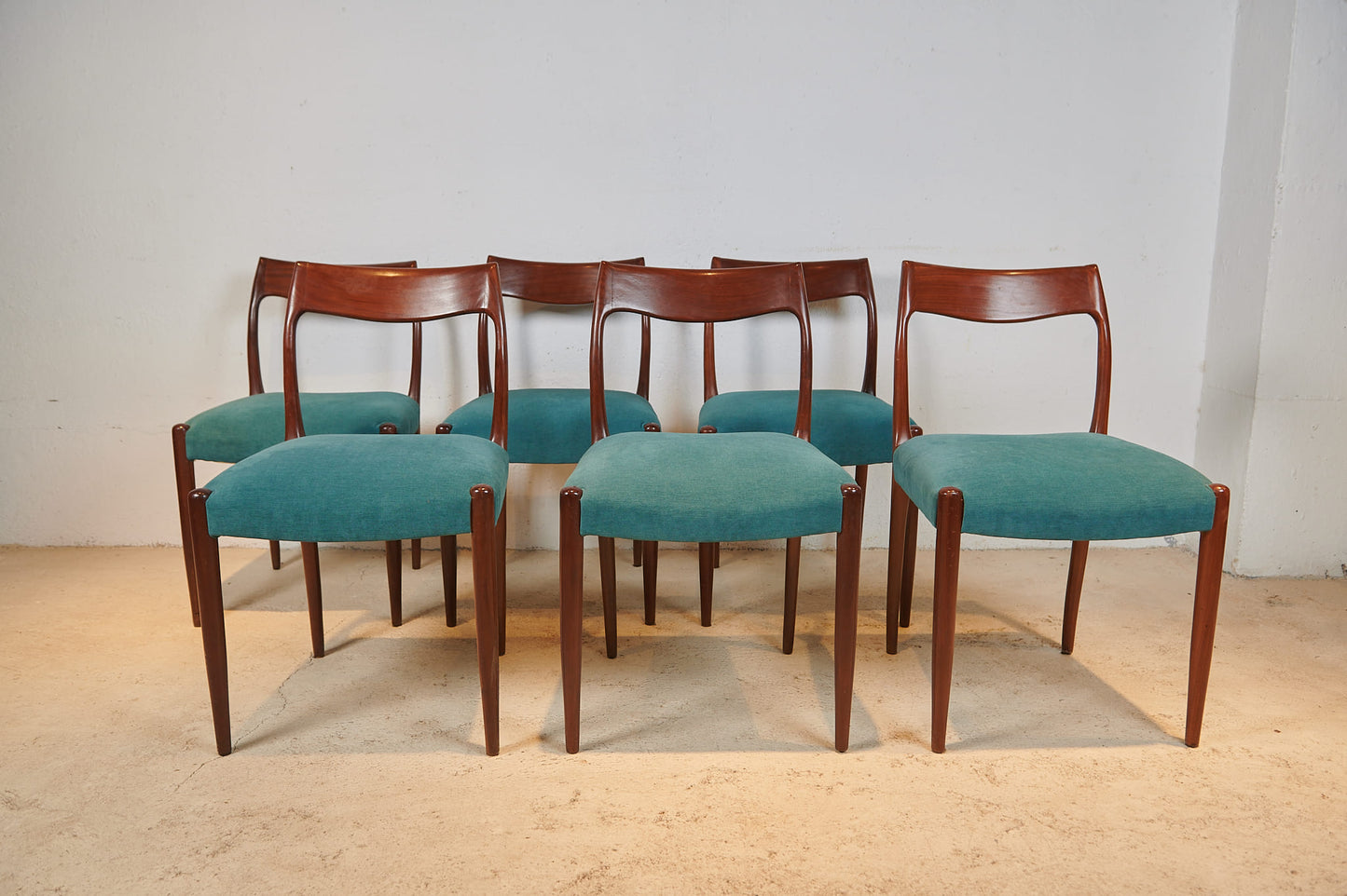 Conjunto de sillas de Niels Otto Møller en teca