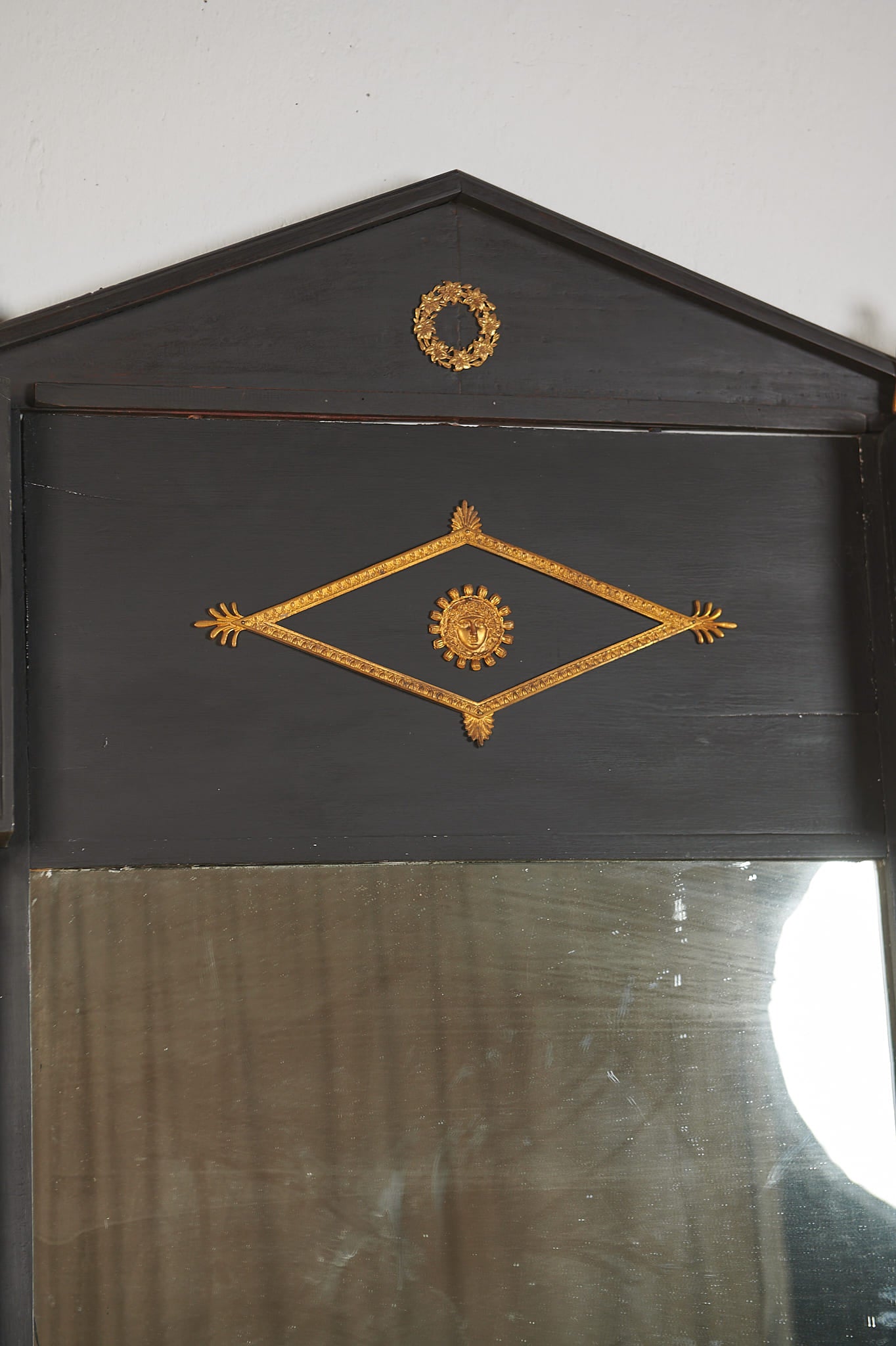 Espejo francés estilo Imperio en madera ebonizada