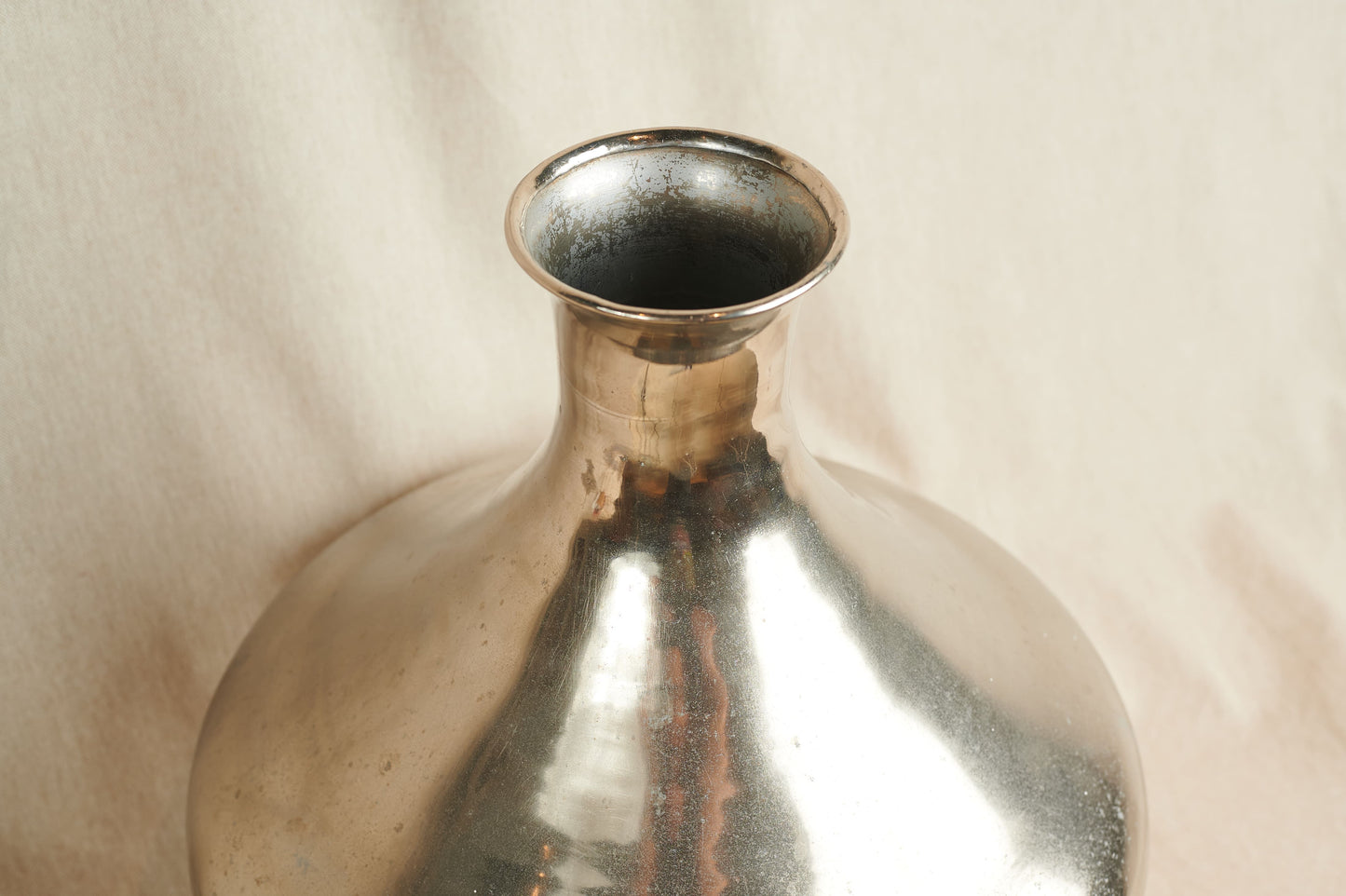 Jarrón metálico de líneas orgánicas, años 70