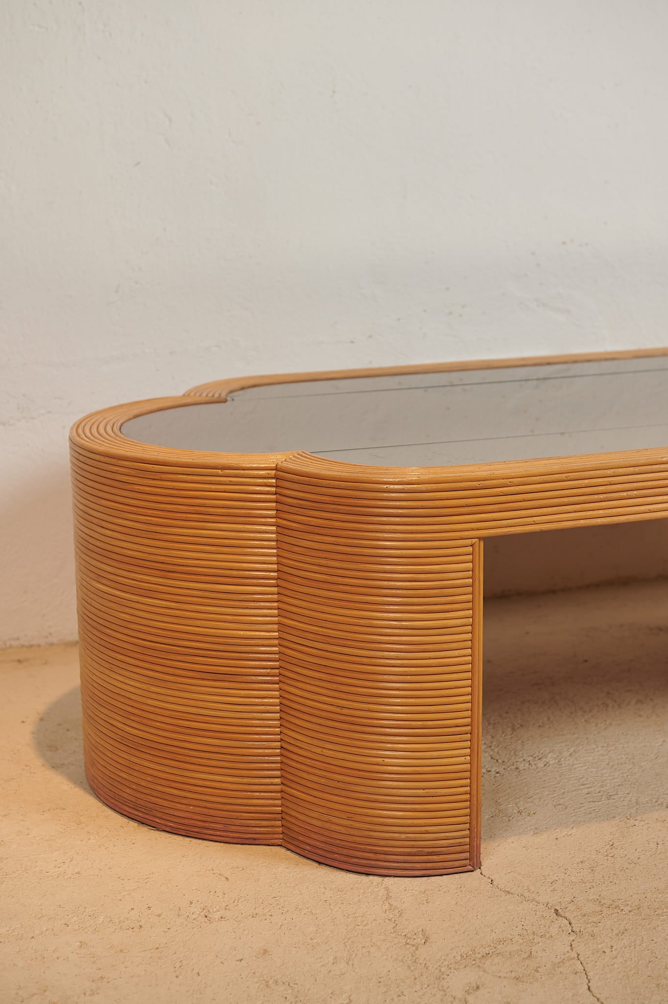 Mesa de centro de ratán y cristal, años 80