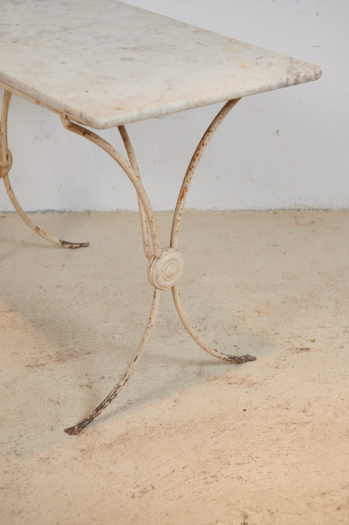 Mesa de jardín francesa de hierro y mármol