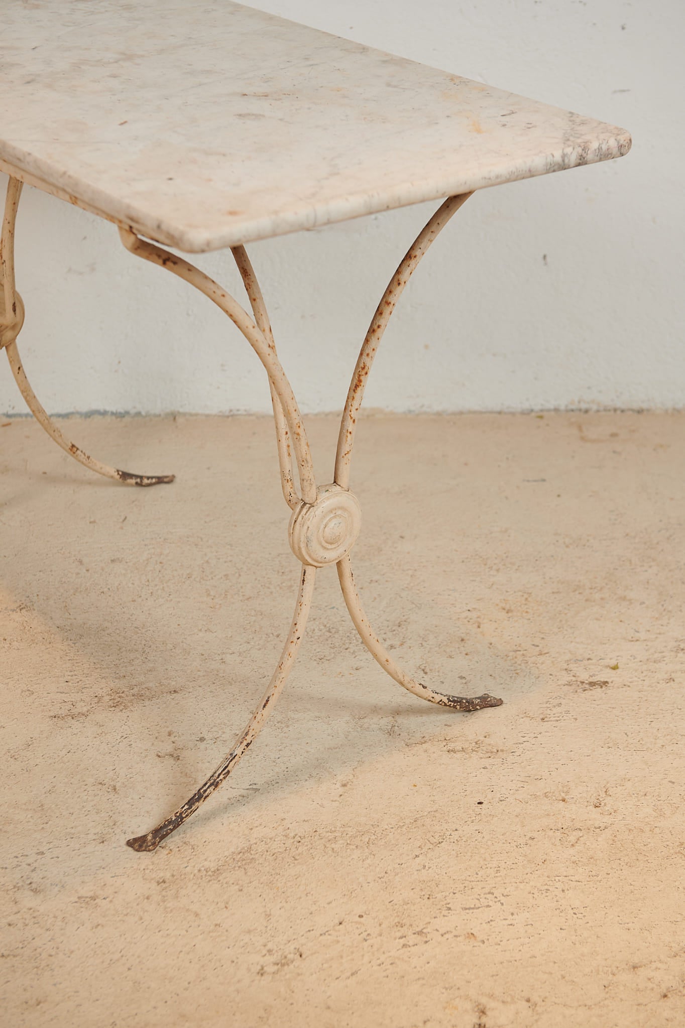 Mesa de jardín francesa de hierro y mármol