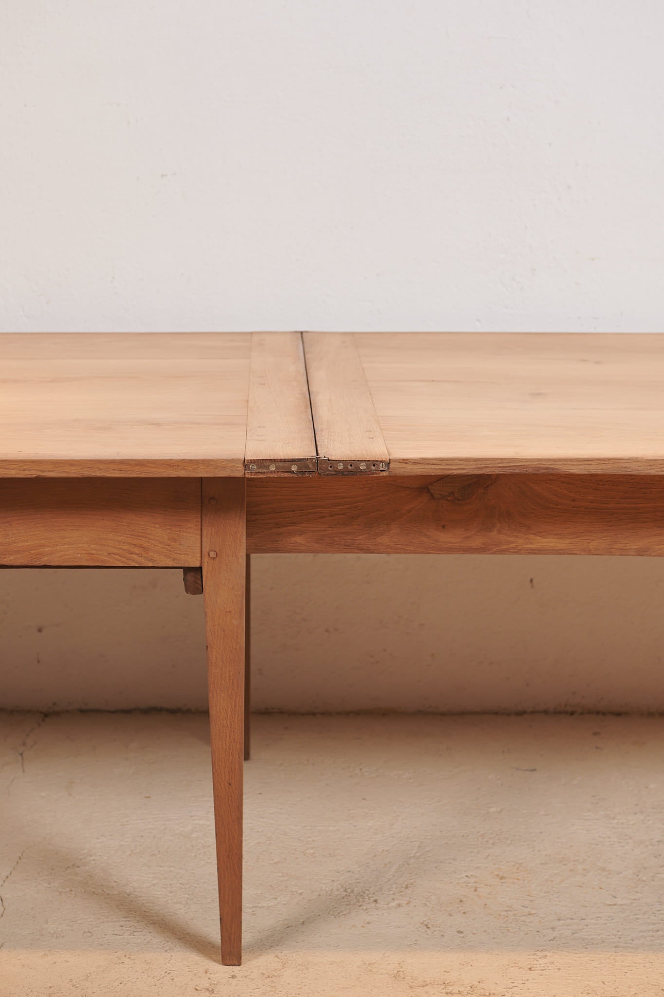 Mesa de comedor francesa extensible en nogal