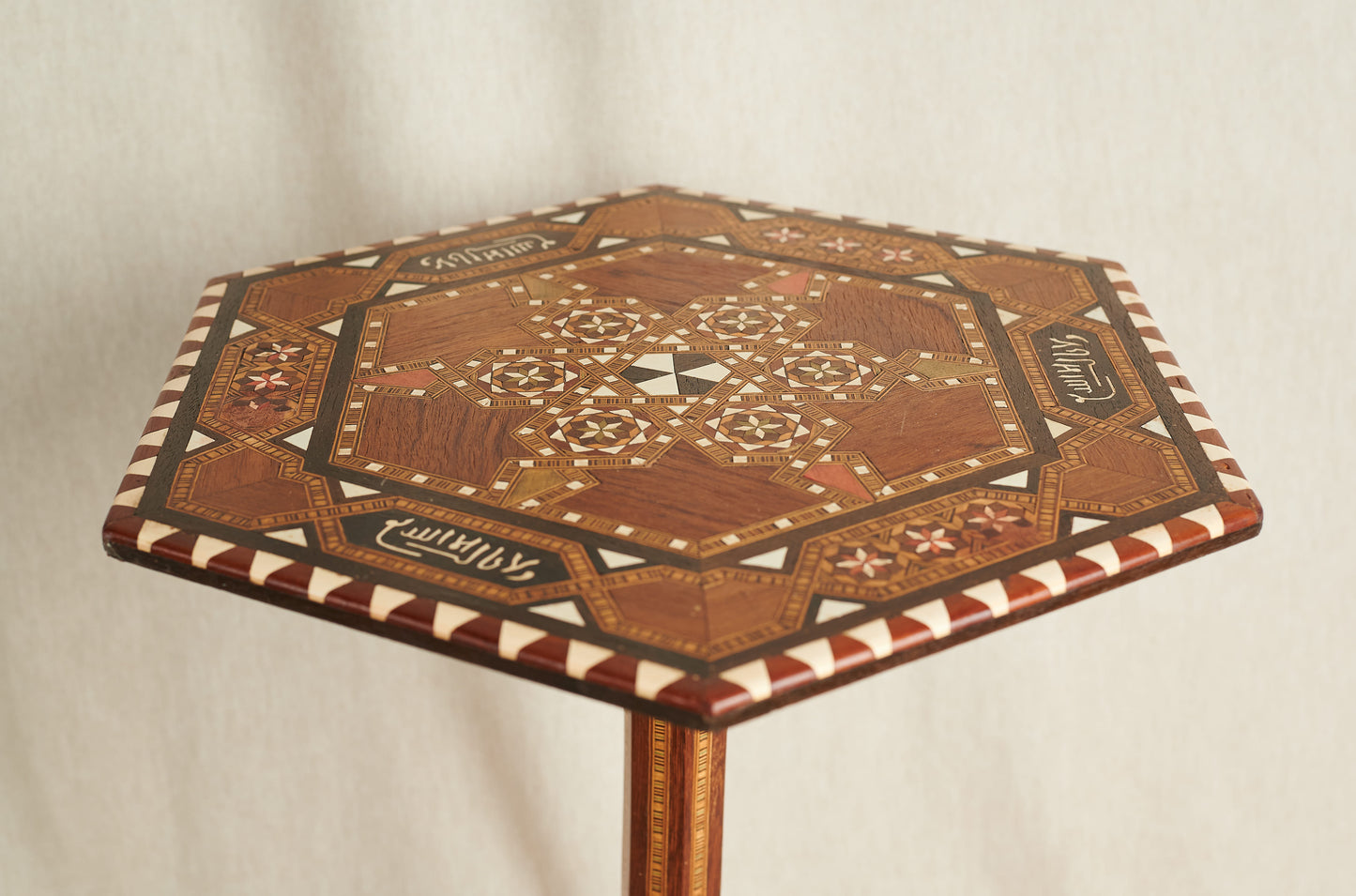 Mesa velador granadino con taracea