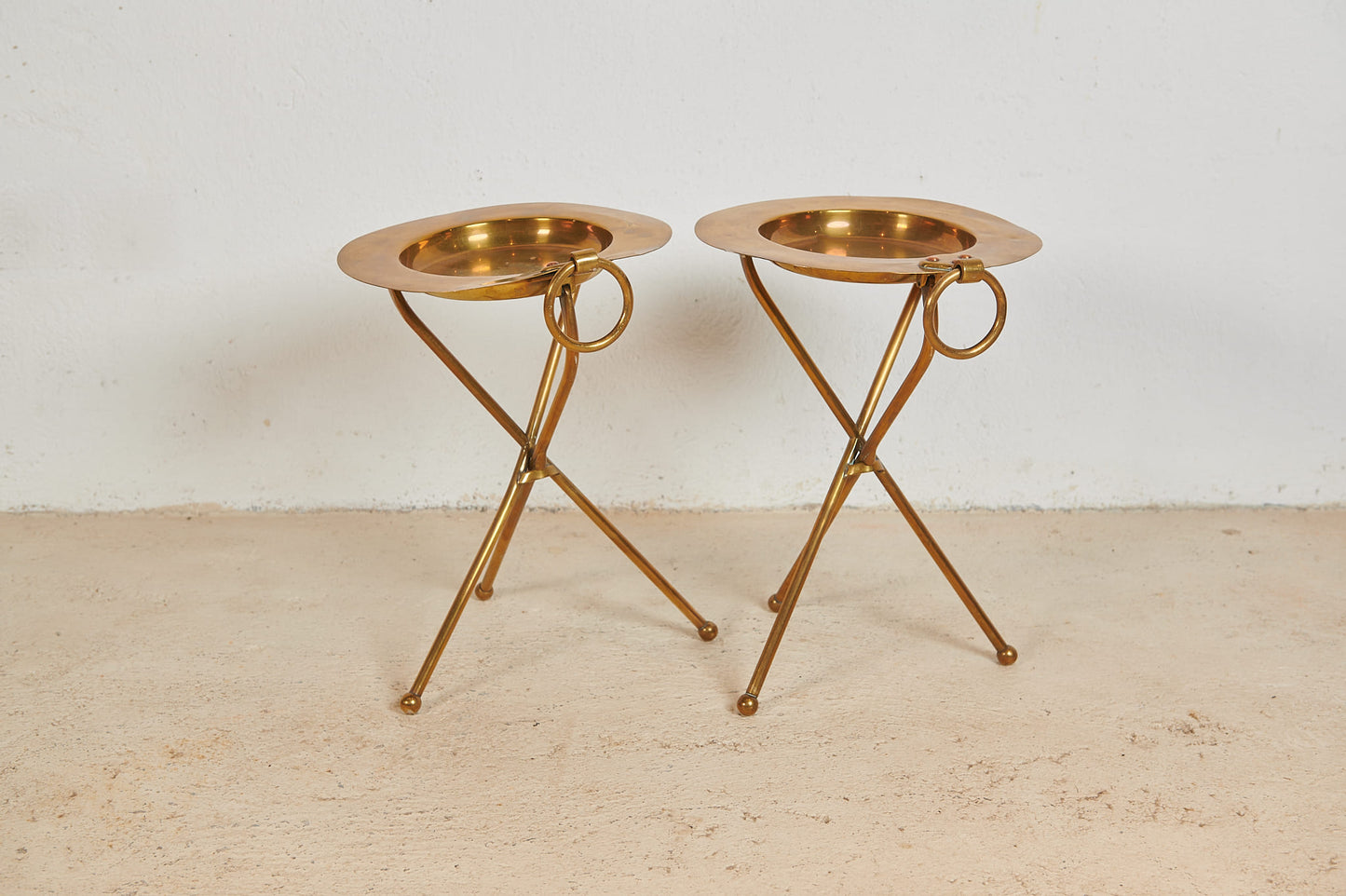 Pareja de mesas auxiliares de latón plegables
