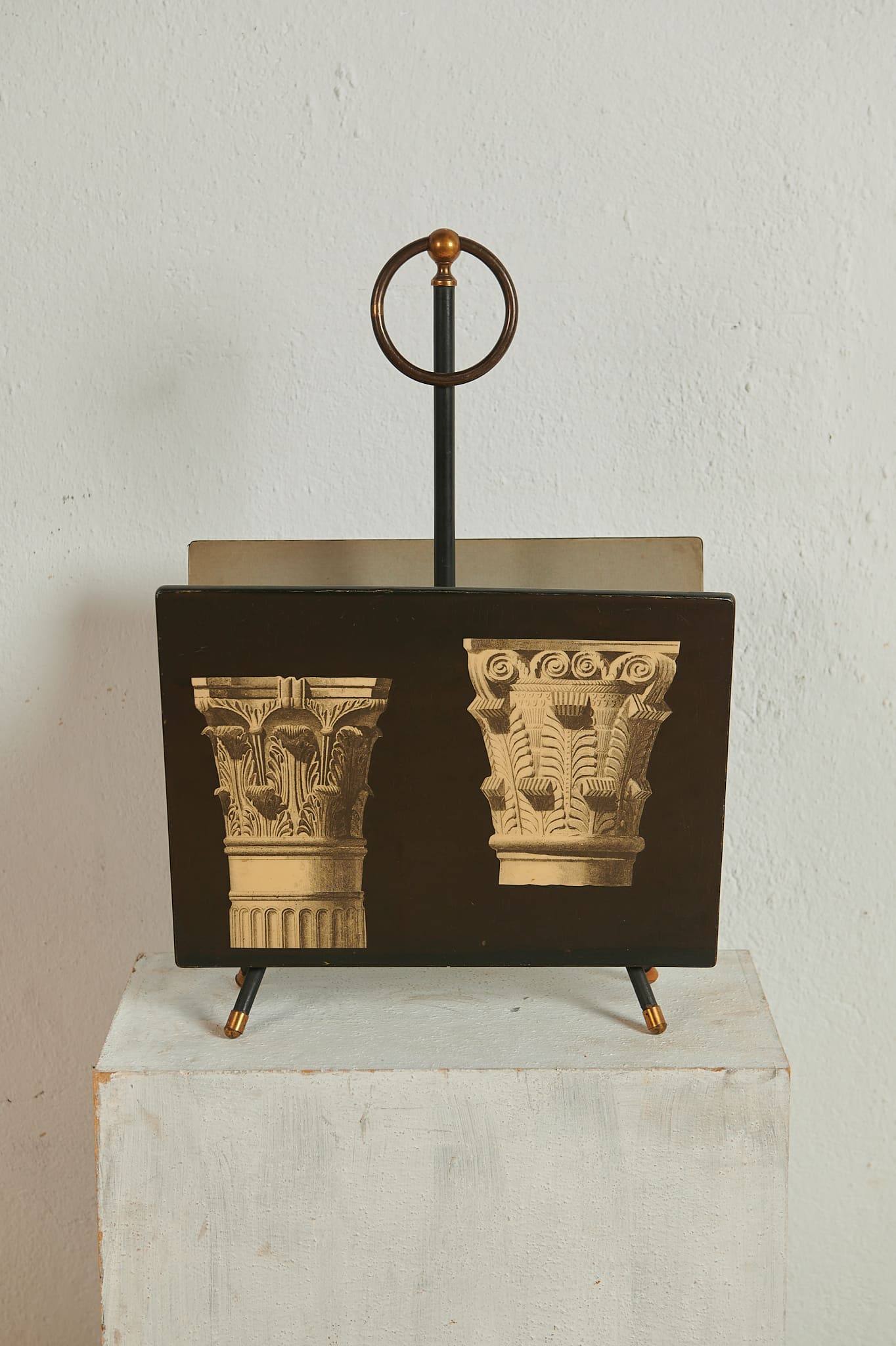 Revistero con ilustraciones arquitectónicas