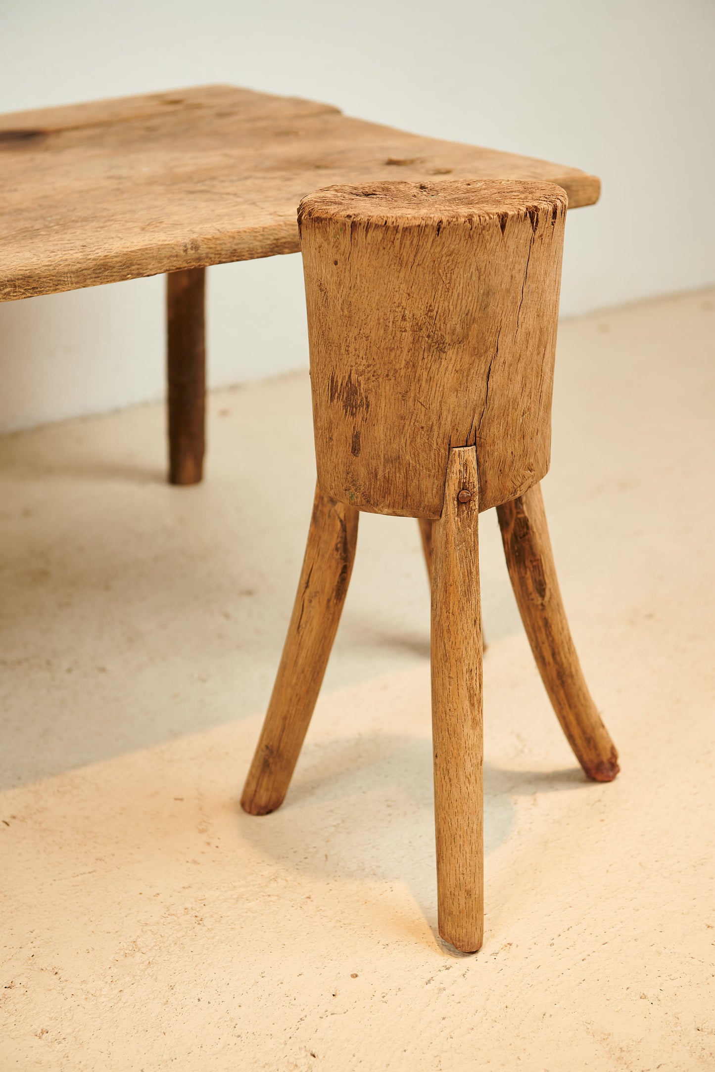 Taburete rústico de madera de encina