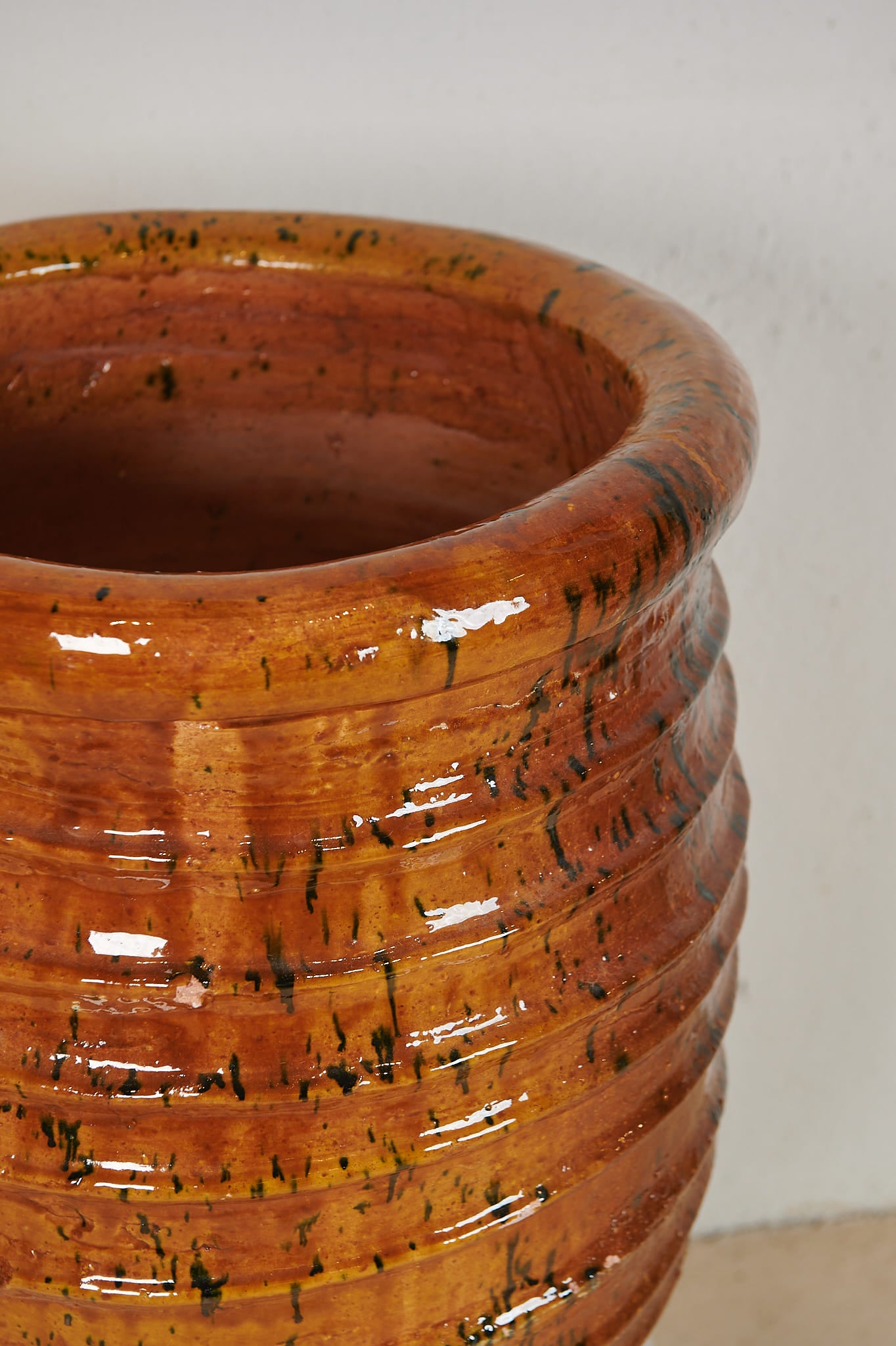 Tinaja de cerámica vidriada líneas