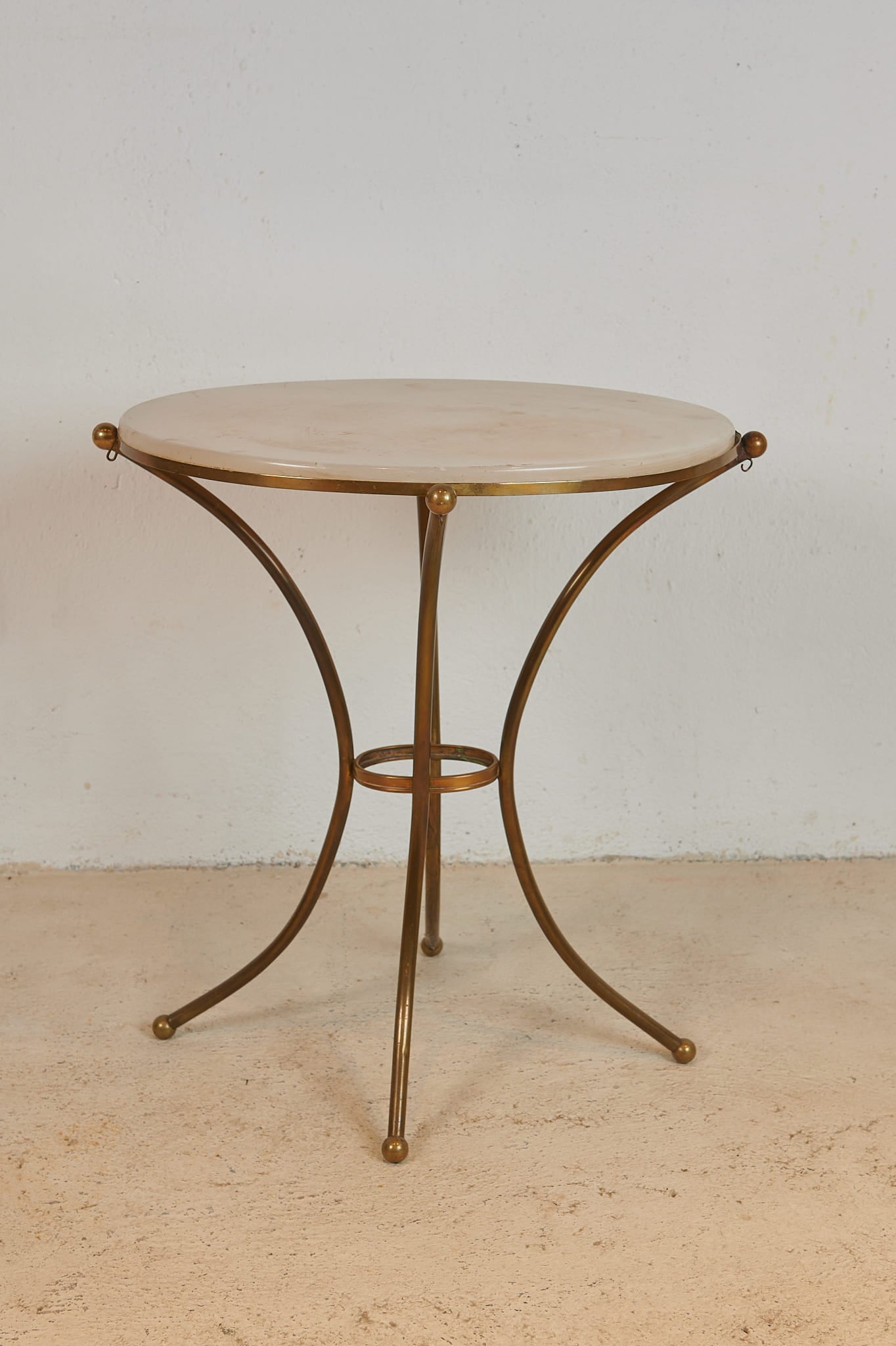 Mesa velador de latón y alabastro