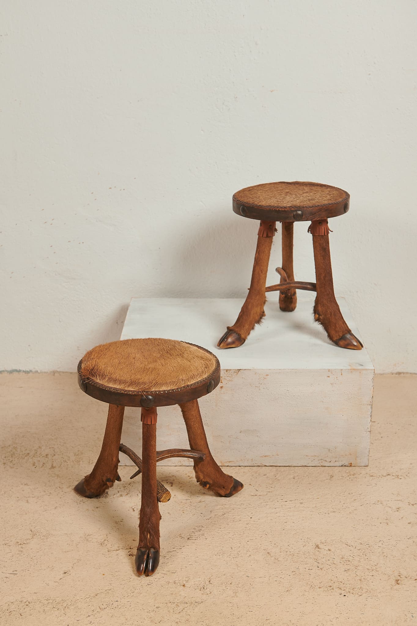 Taburetes de patas zoomorfas