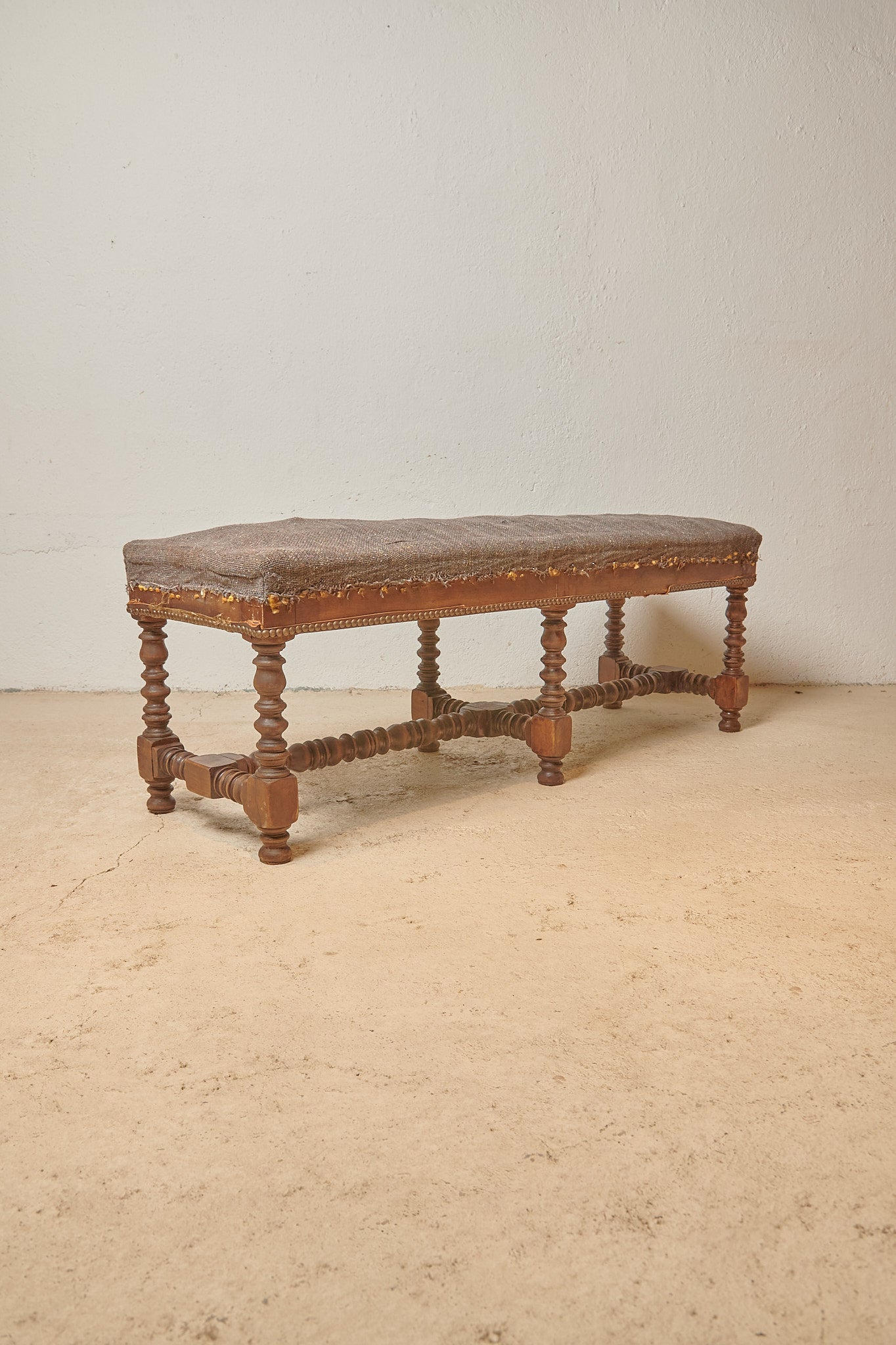 Banqueta en madera tallada