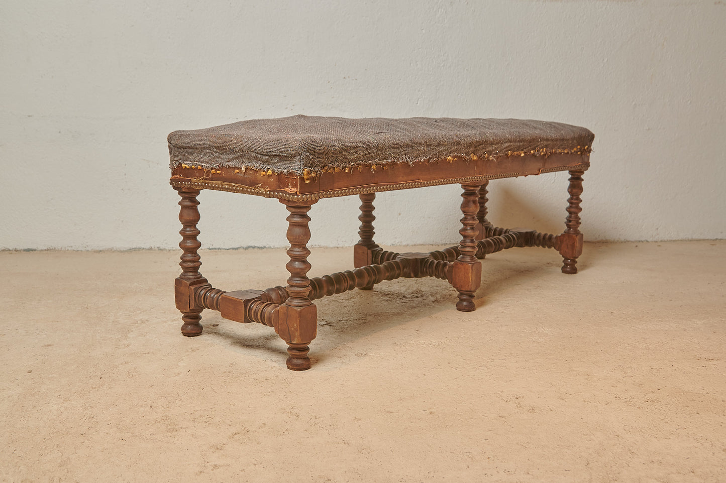 Banqueta en madera tallada