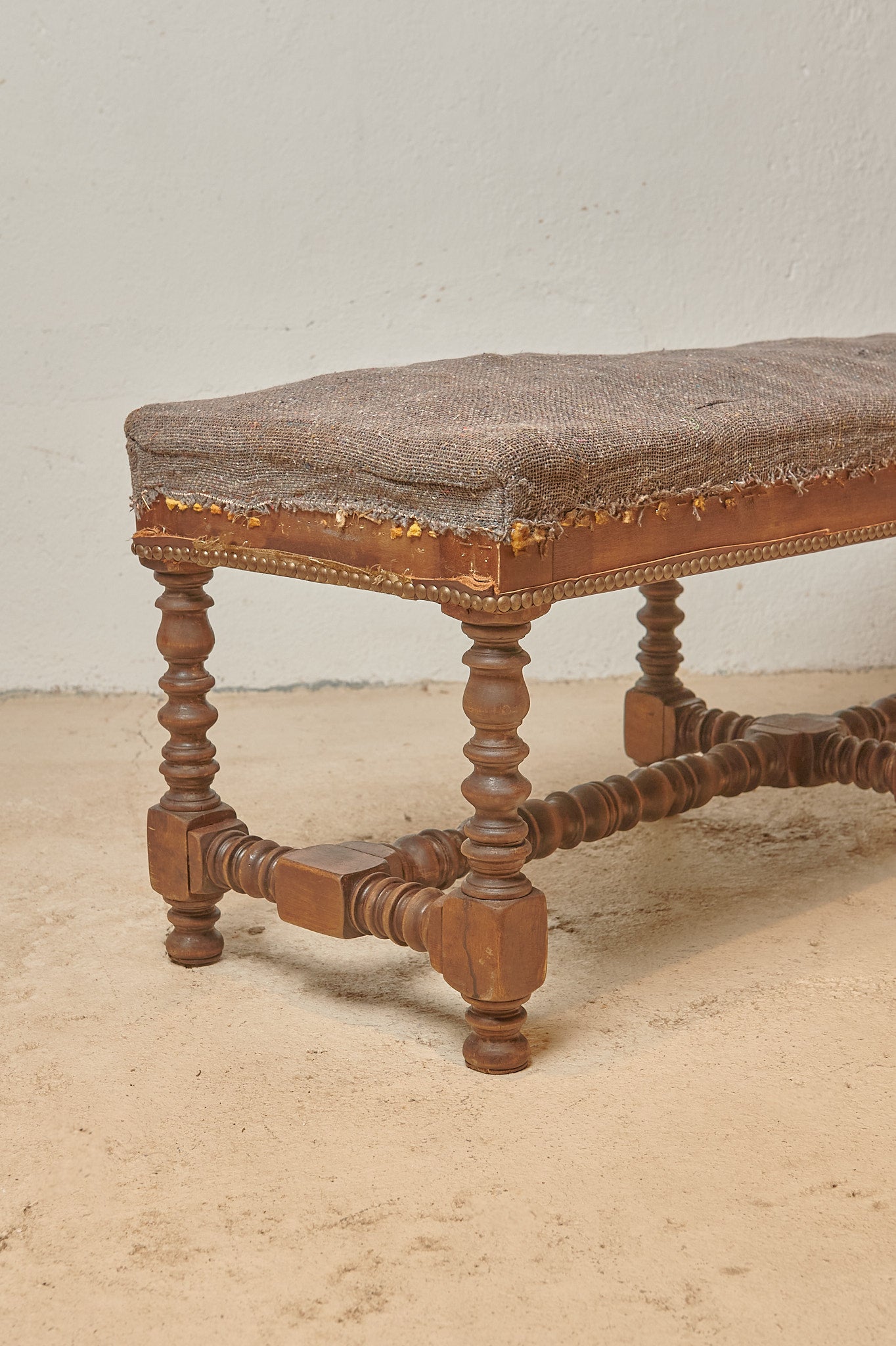 Banqueta en madera tallada