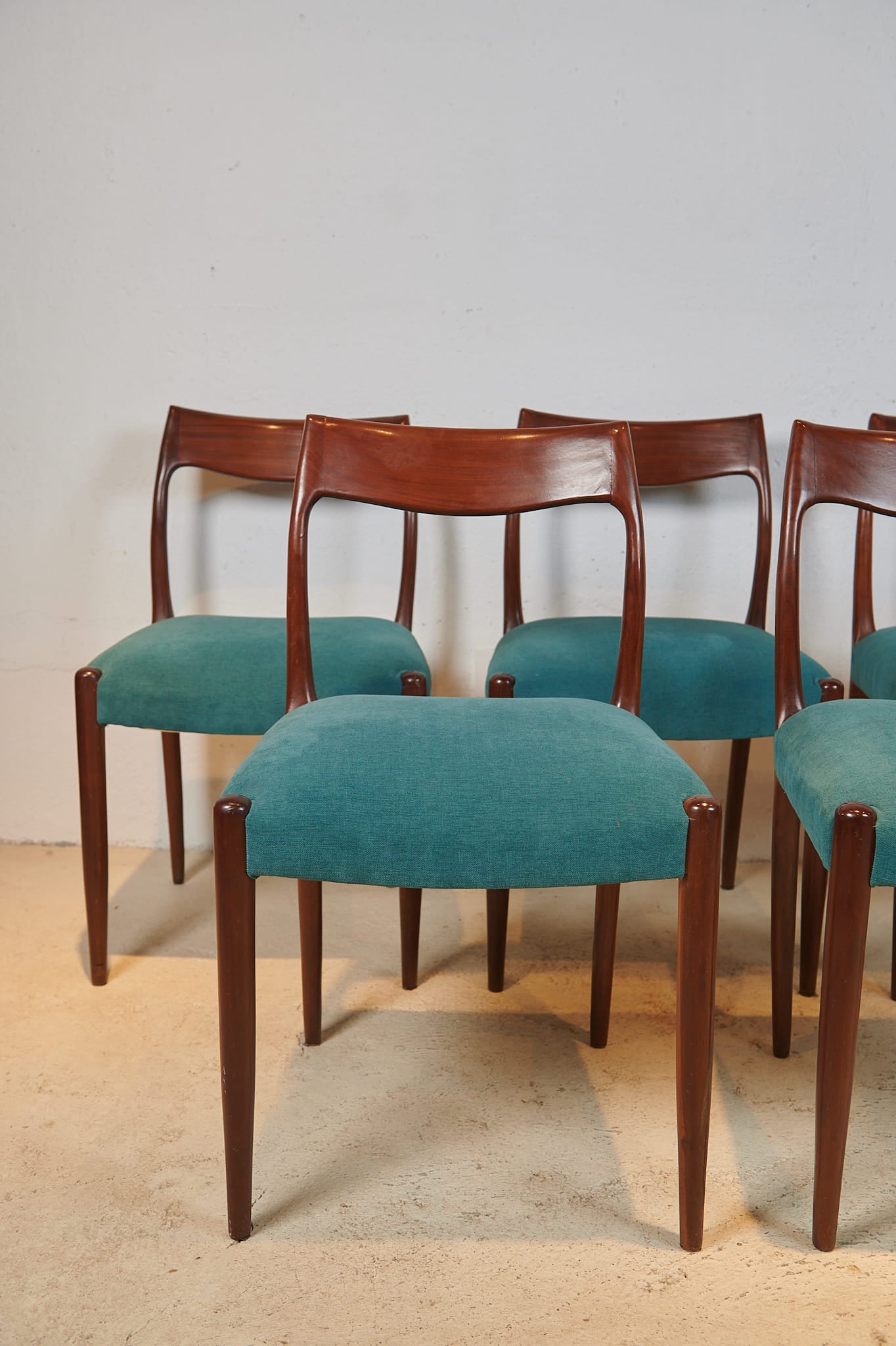 Conjunto de sillas de Niels Otto Møller en teca