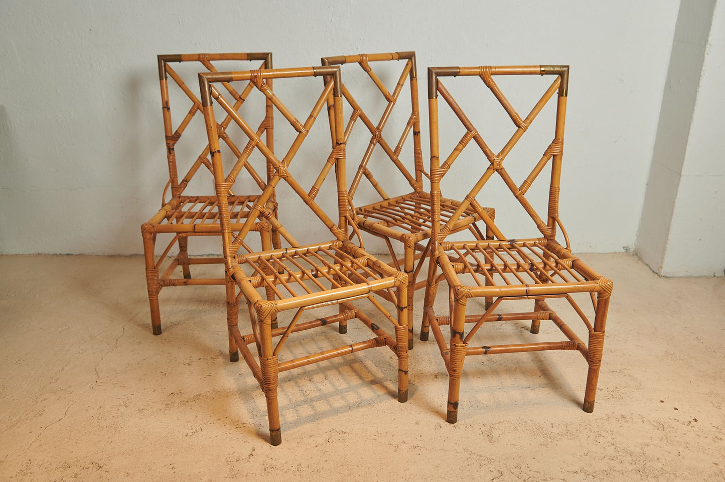 Conjunto de cuatro sillas de bambú estilo mediterráneo vintage