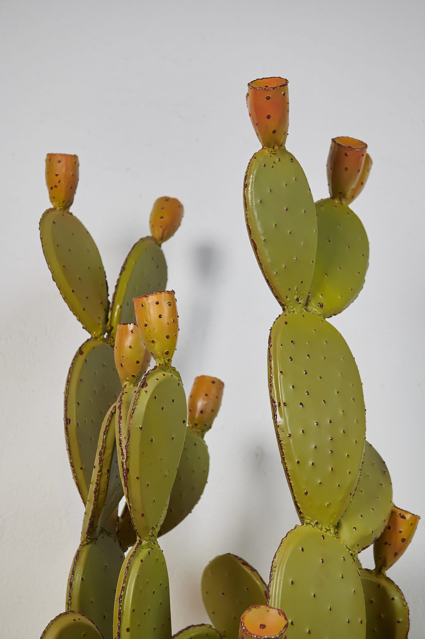 Esculturas de cactus en hierro pintadas a mano