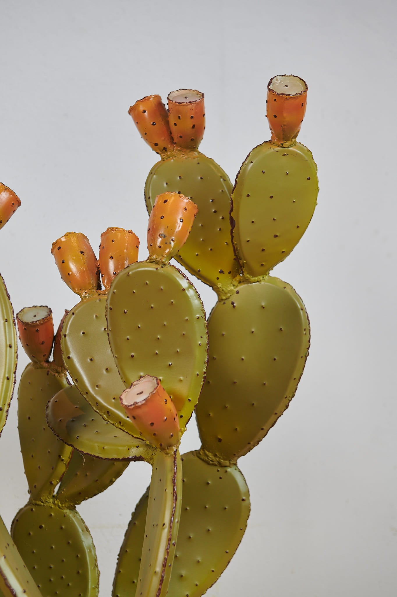 Esculturas de cactus en hierro pintadas a mano