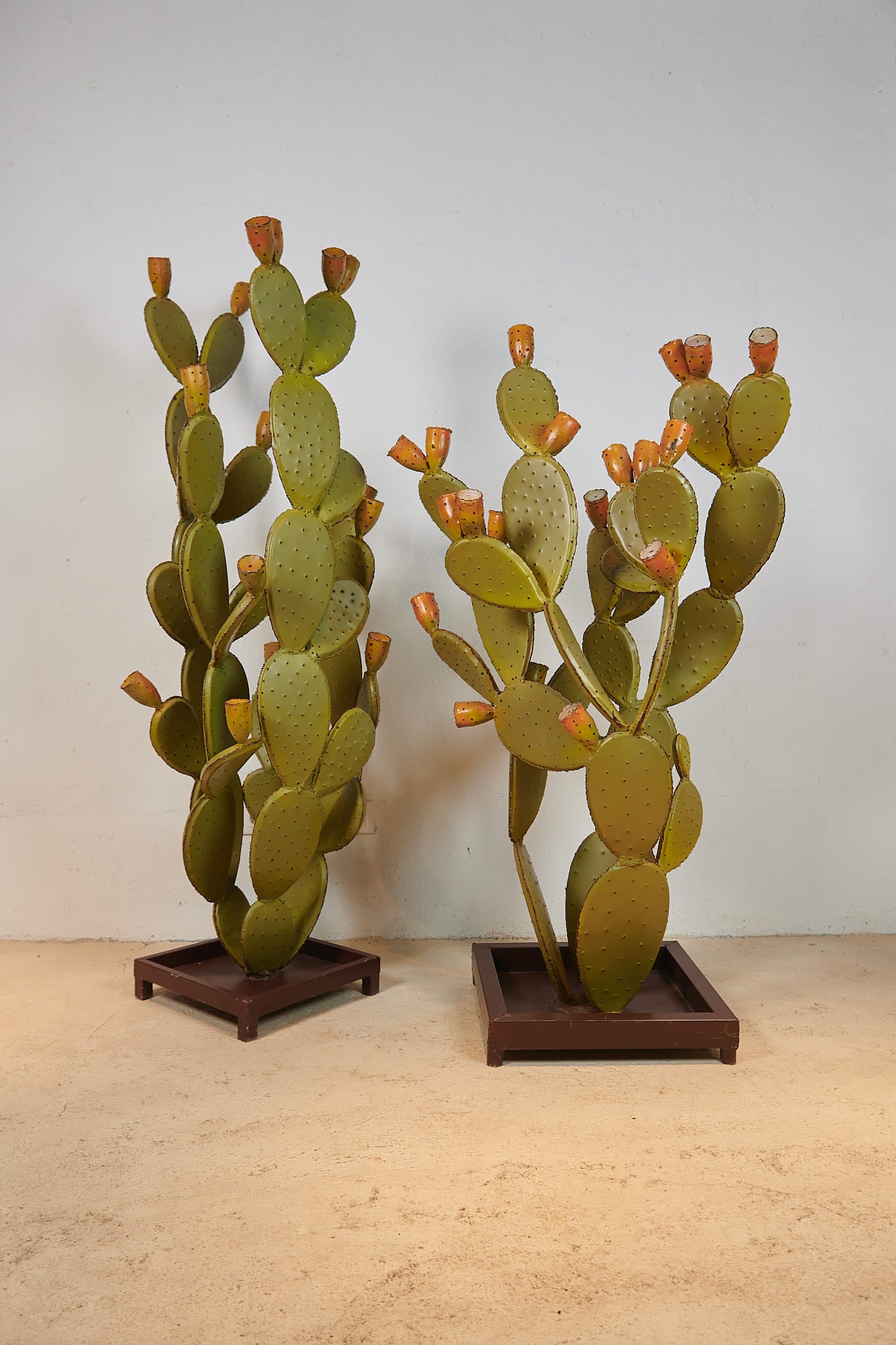 Esculturas de cactus en hierro pintadas a mano