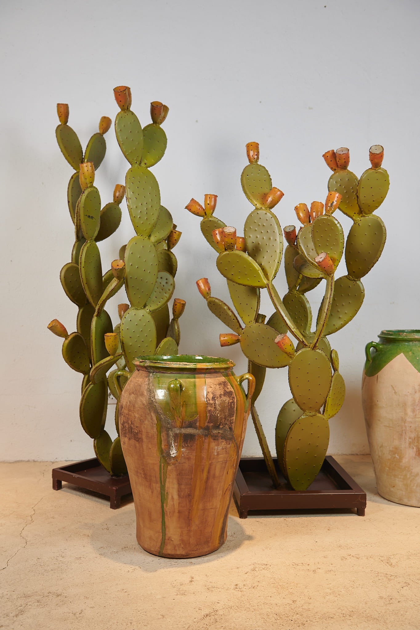 Esculturas de cactus en hierro pintadas a mano