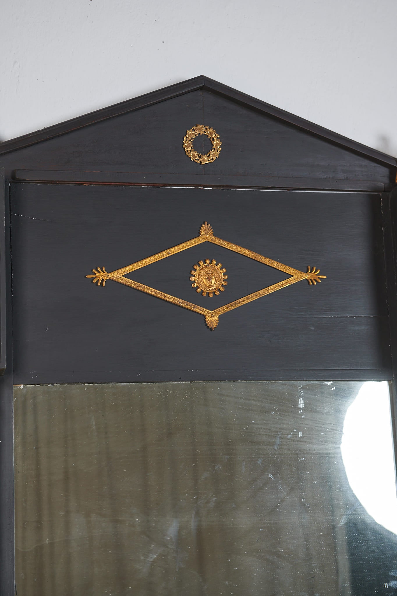 Espejo francés estilo Imperio en madera ebonizada