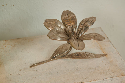 Flor decorativa en metal dorado