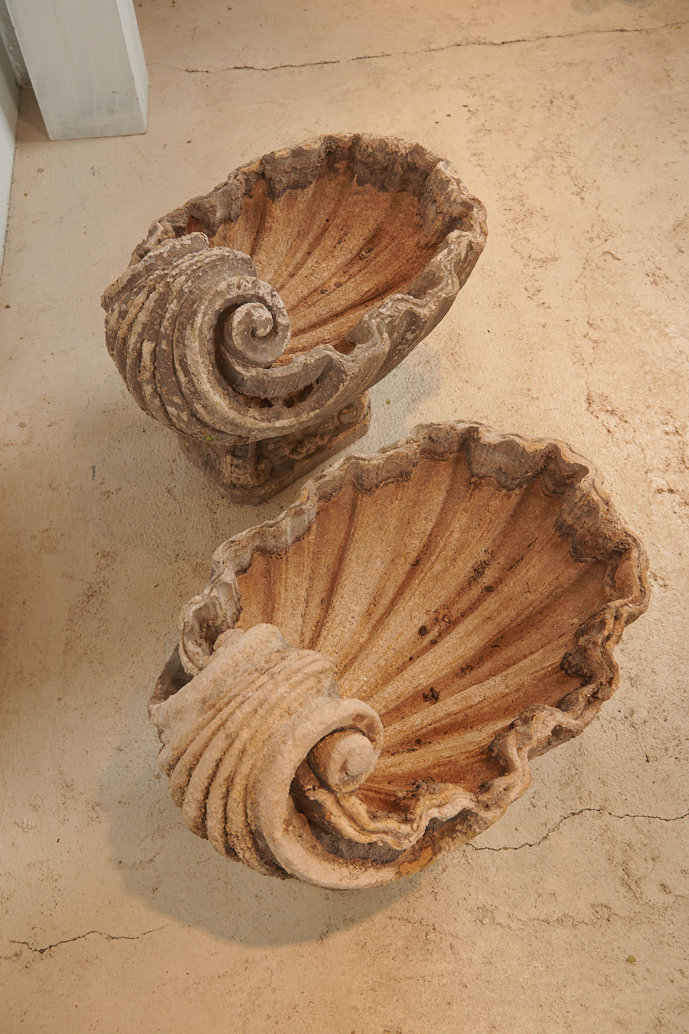 Pareja de jardineras ornamentales de piedra artificial