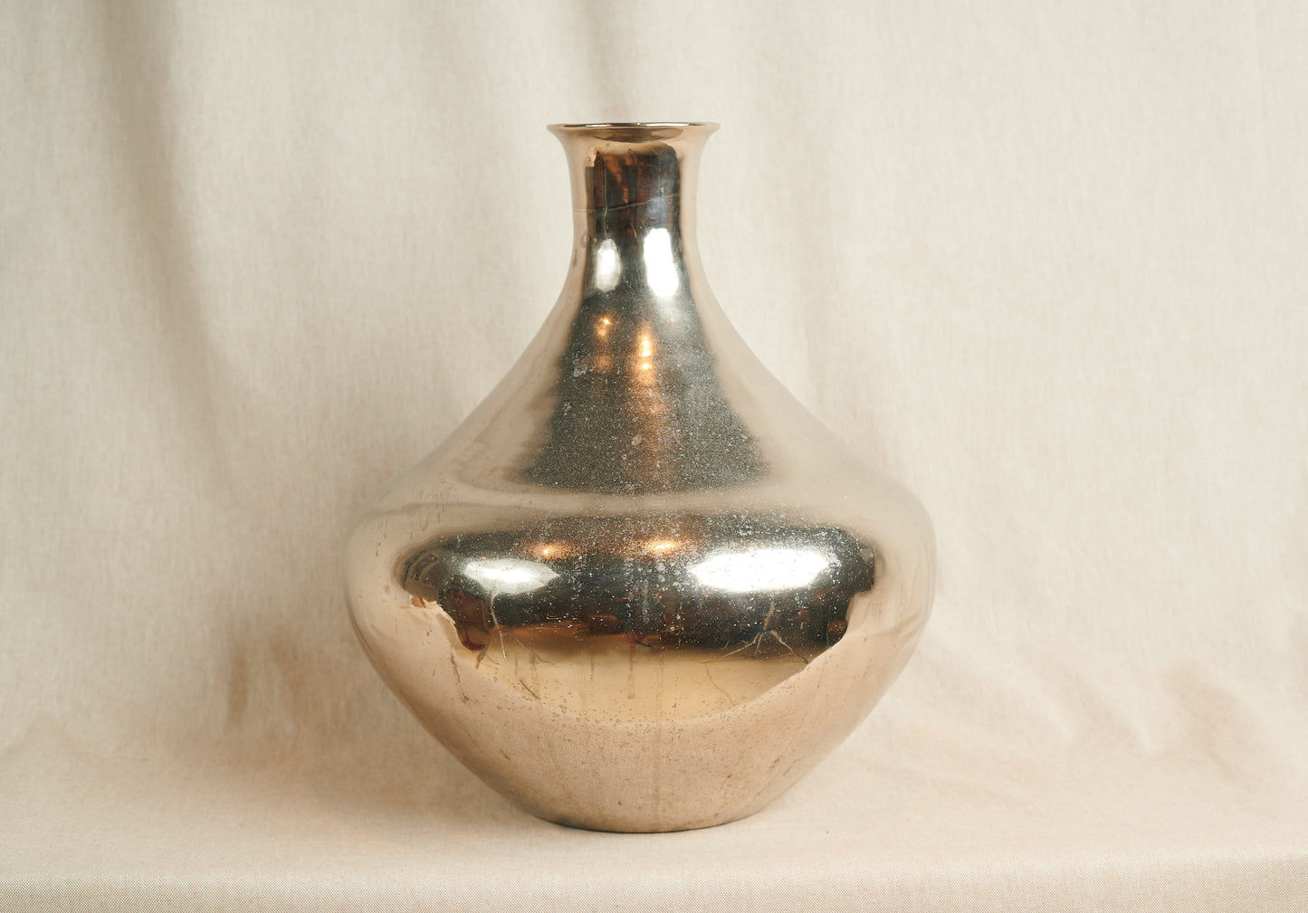 Jarrón metálico de líneas orgánicas, años 70