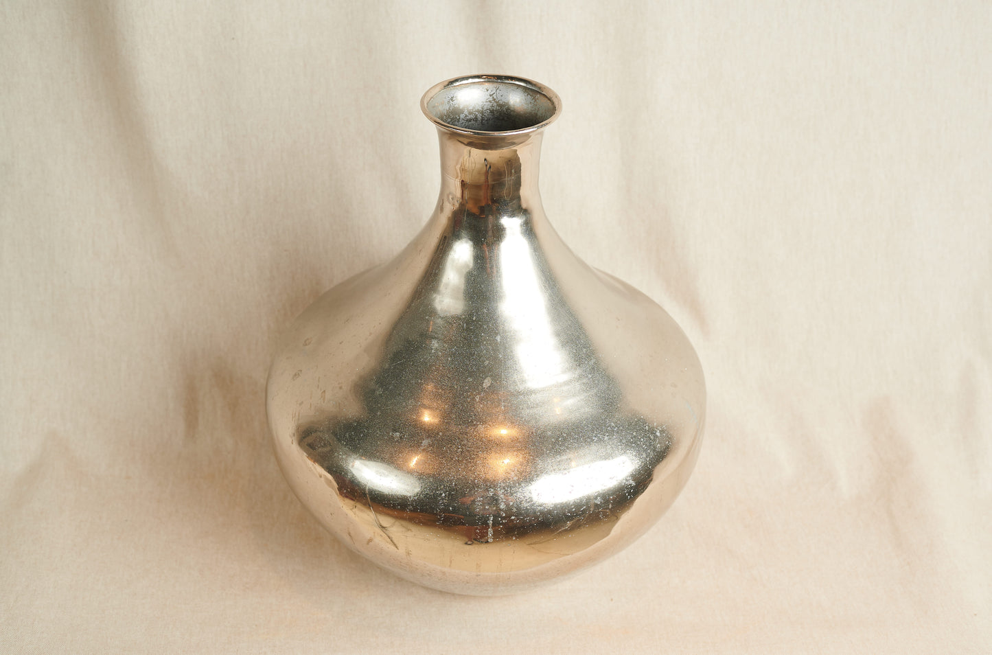 Jarrón metálico de líneas orgánicas, años 70