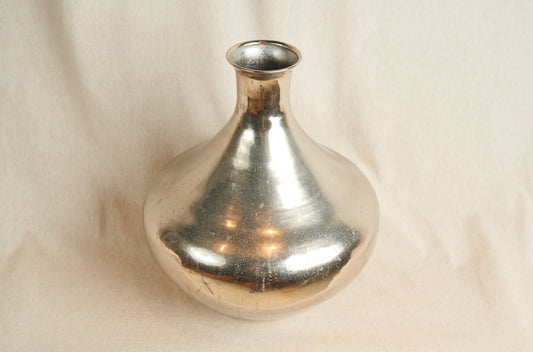 Jarrón metálico de líneas orgánicas, años 70