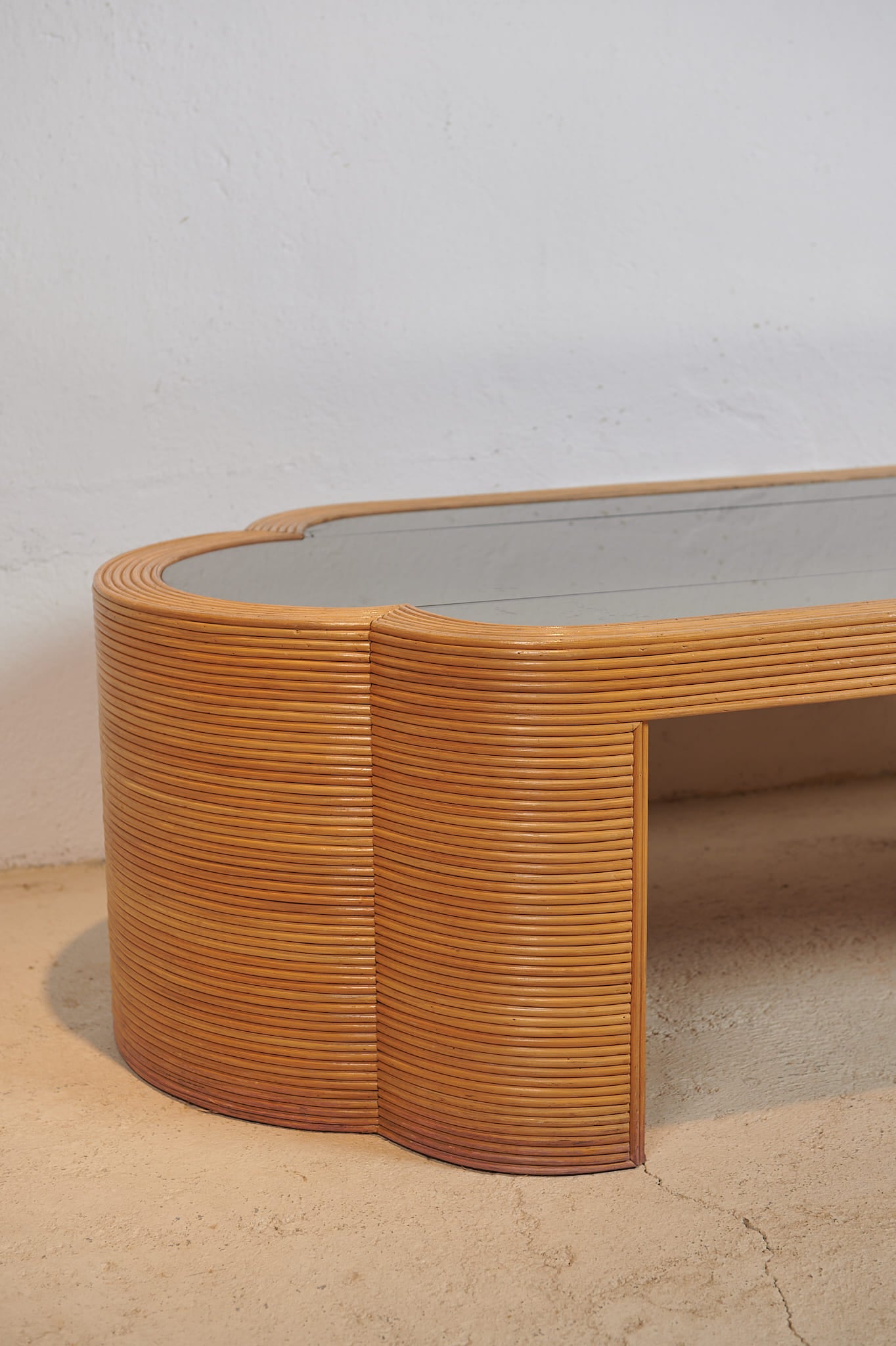 Mesa de centro de ratán y cristal, años 80