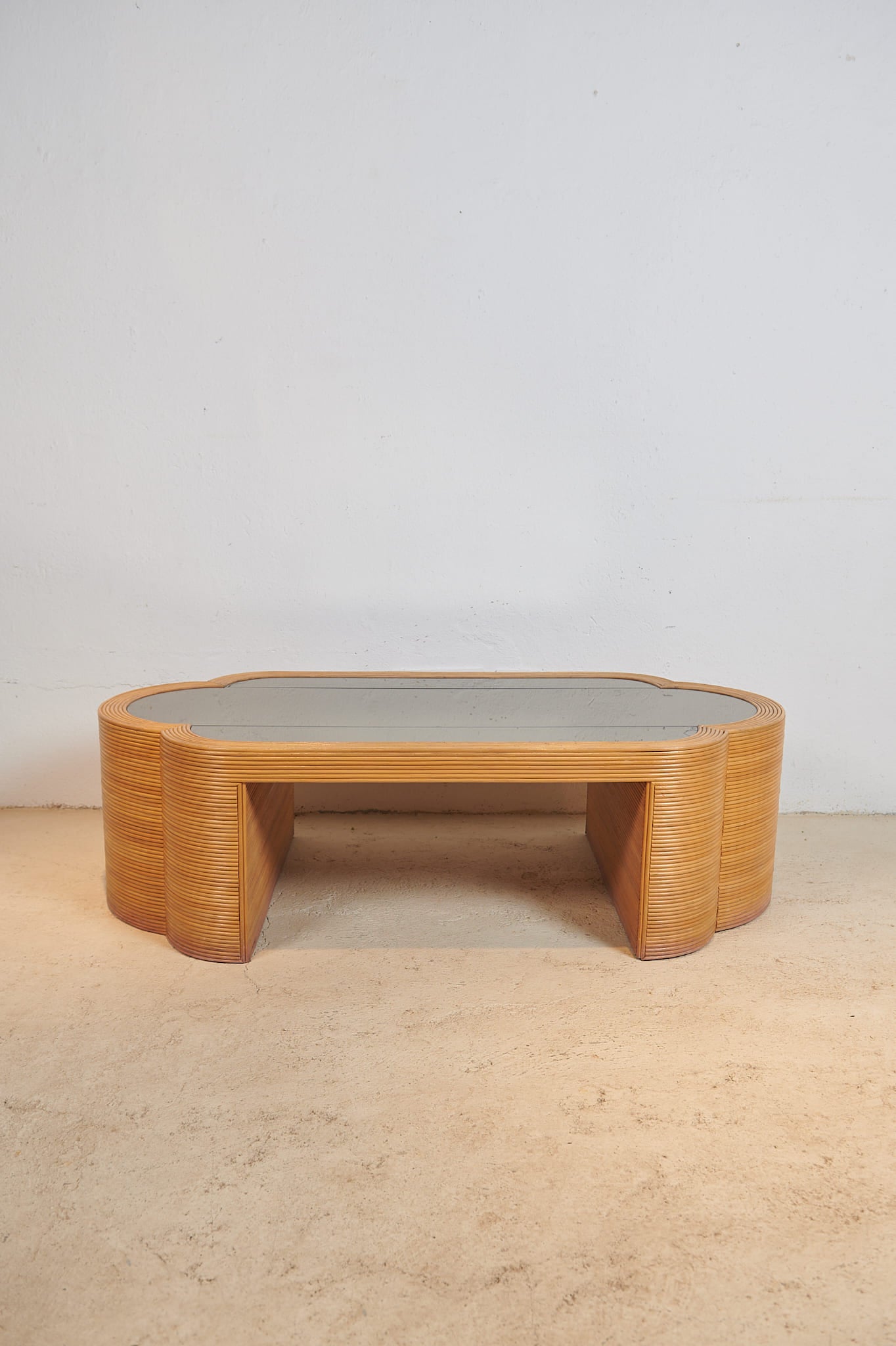 Mesa de centro de ratán y cristal, años 80