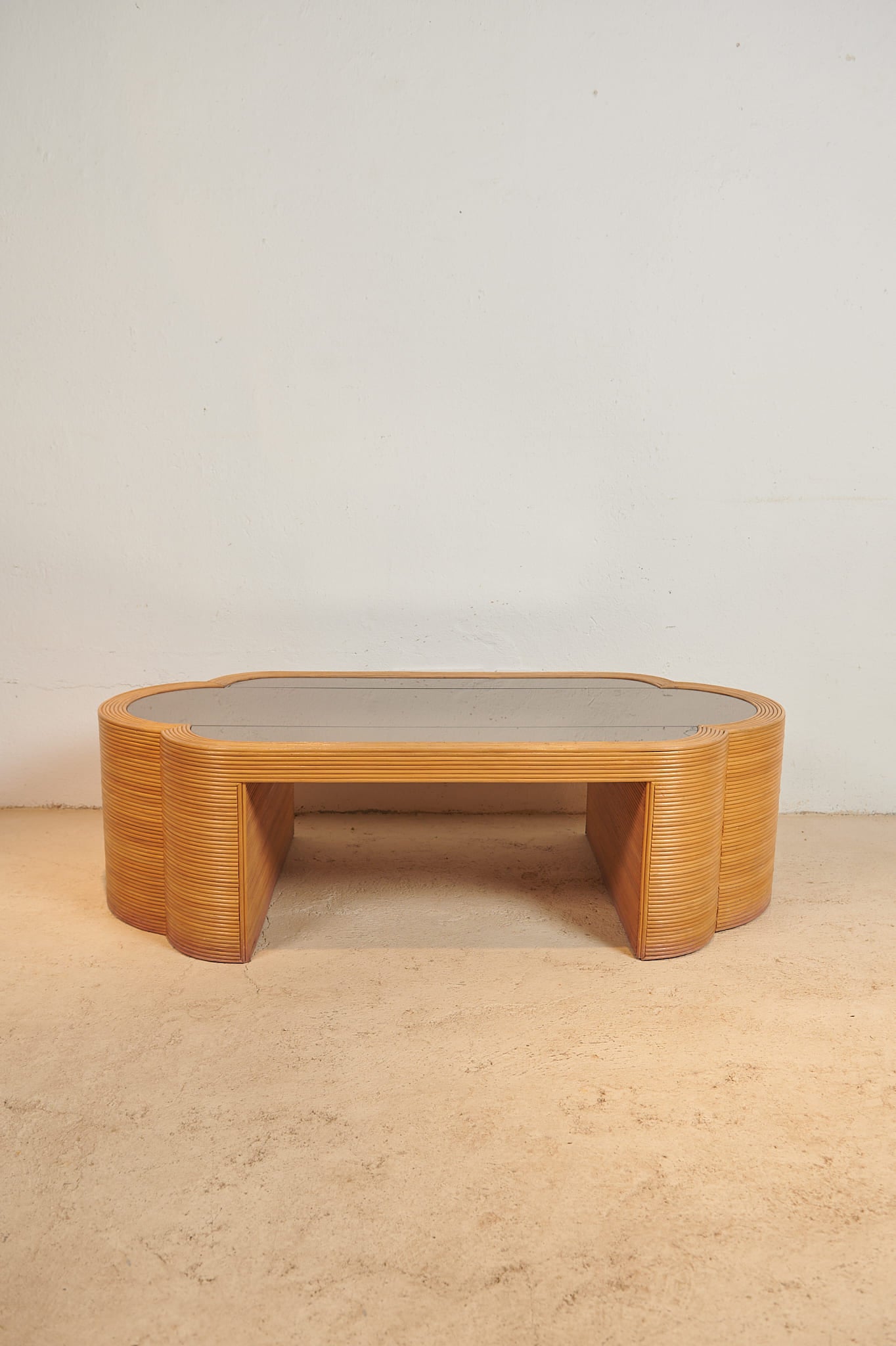 Mesa de centro de ratán y cristal, años 80