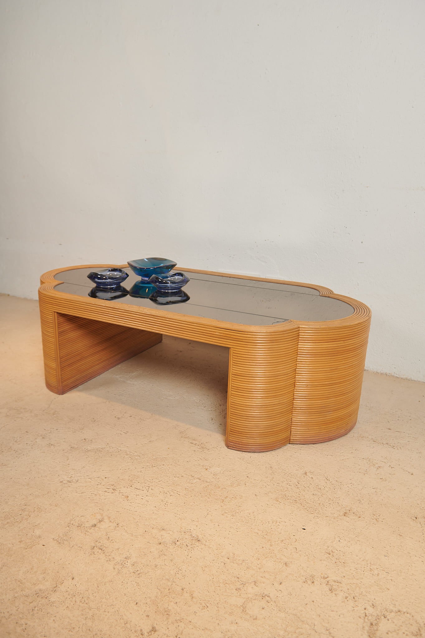 Mesa de centro de ratán y cristal, años 80