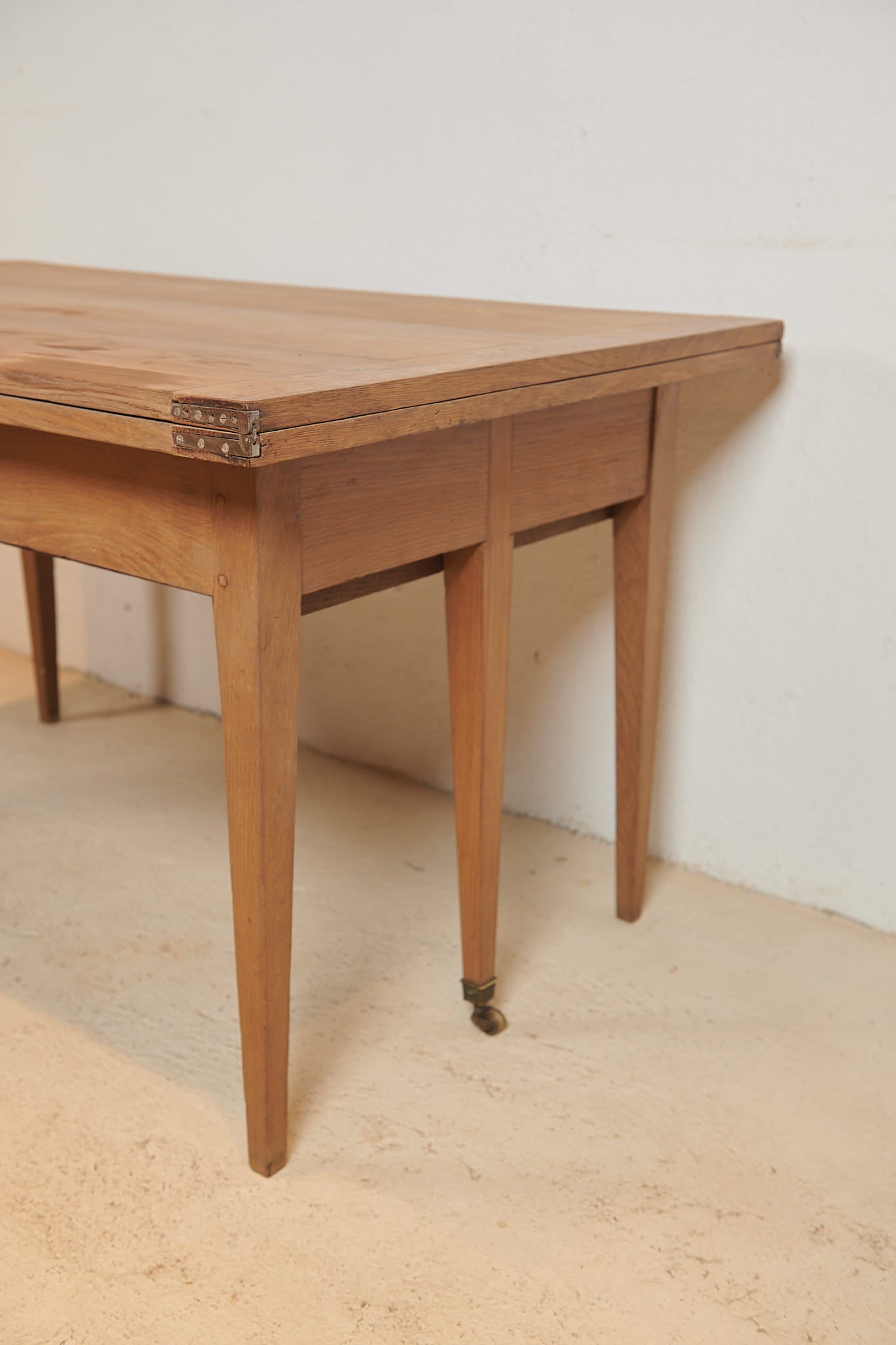 Mesa de comedor francesa extensible en nogal