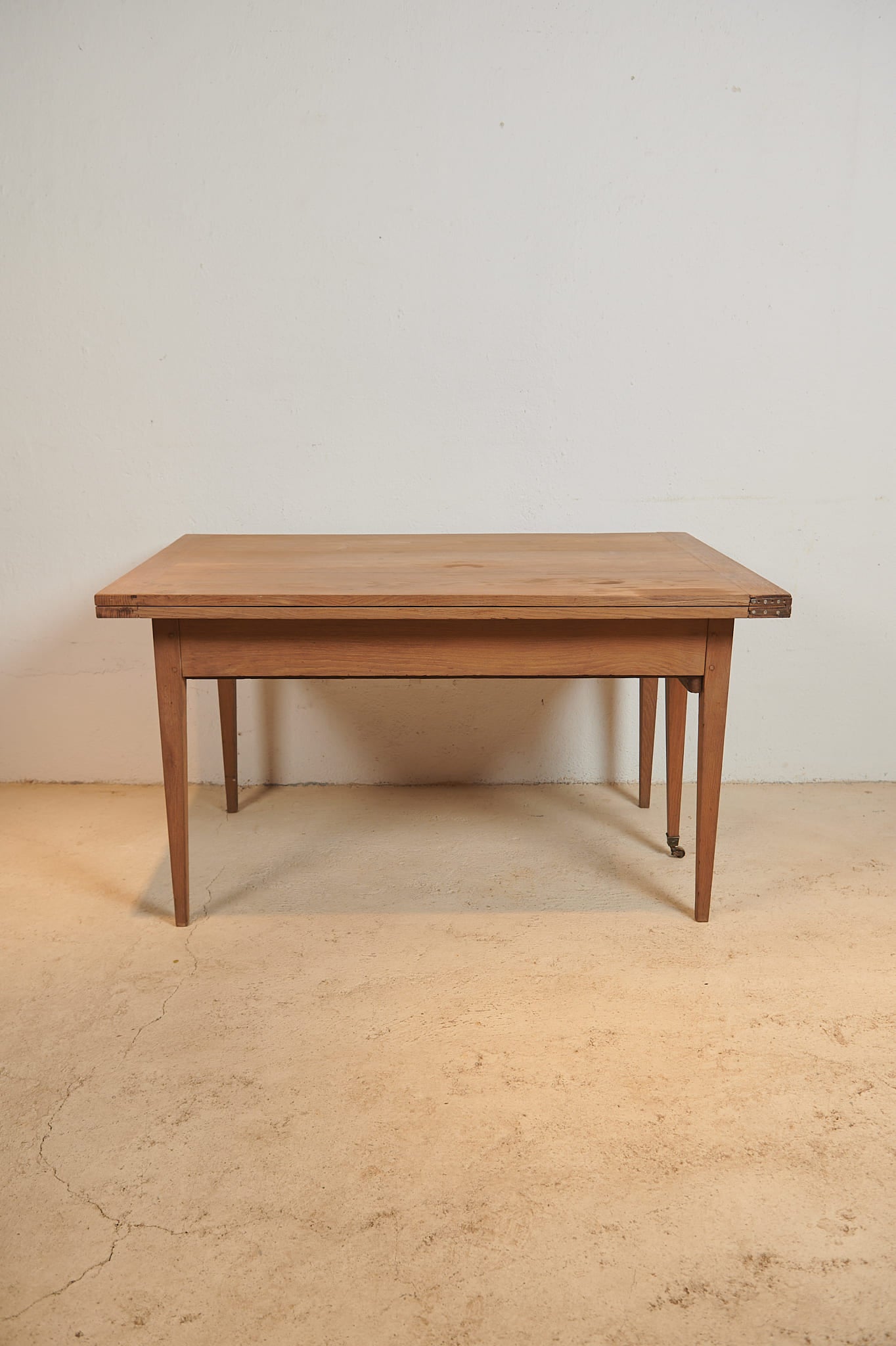 Mesa de comedor francesa extensible en nogal