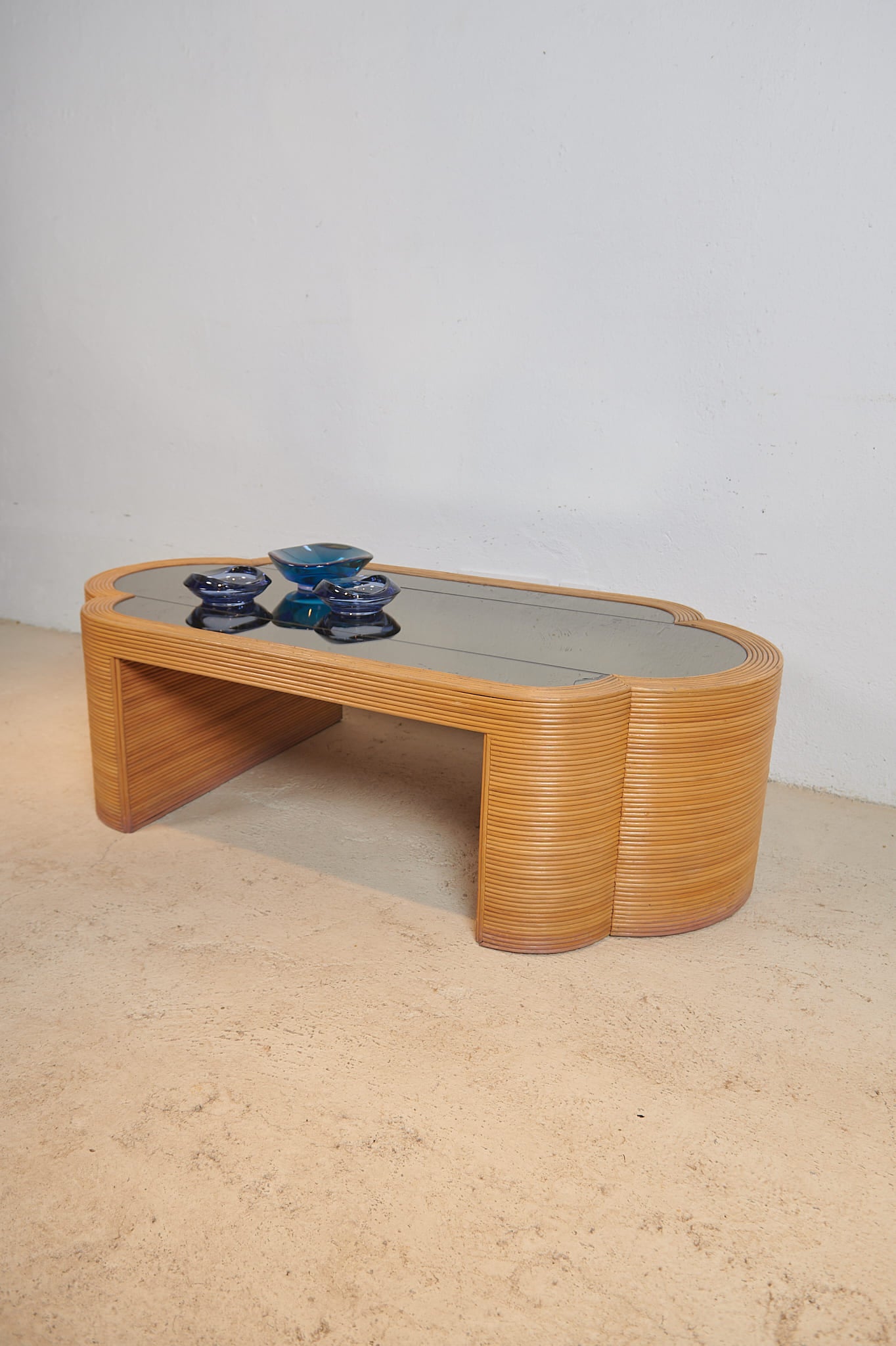Mesa de centro de ratán y cristal, años 80