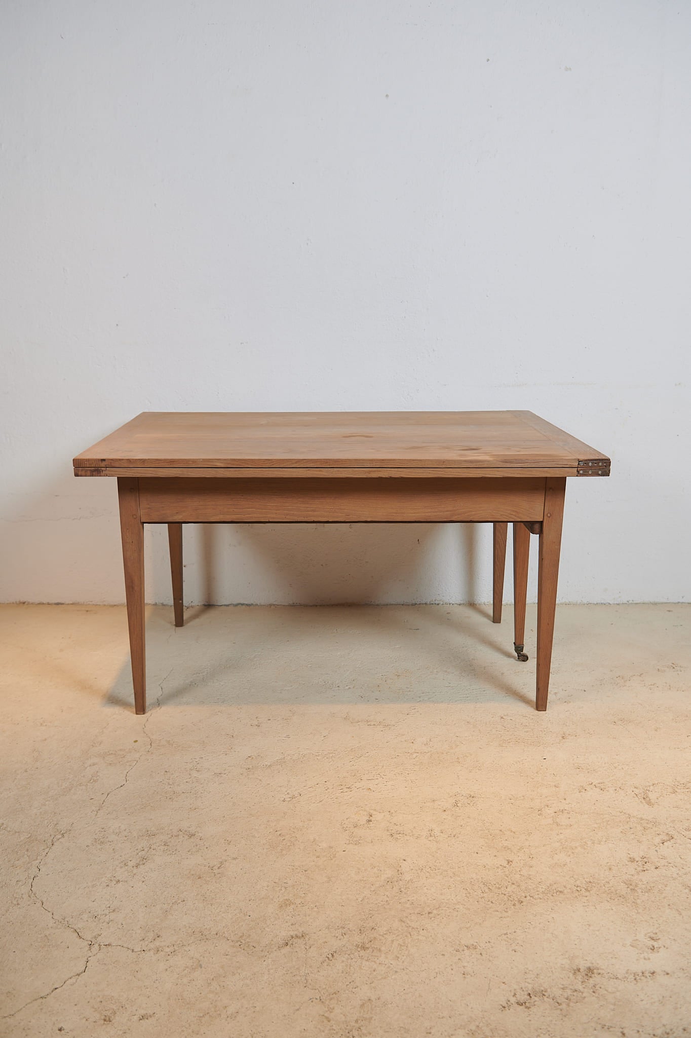 Mesa de comedor francesa extensible en nogal