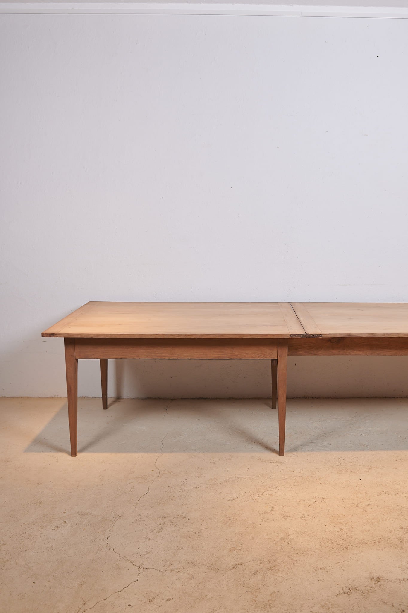 Mesa de comedor francesa extensible en nogal
