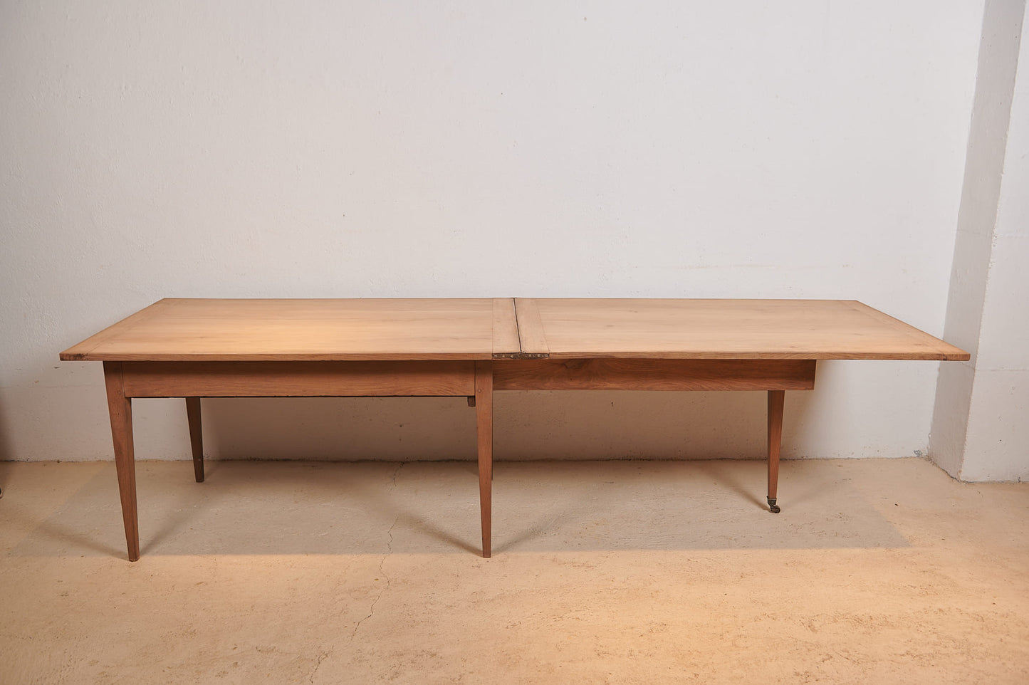Mesa de comedor francesa extensible en nogal