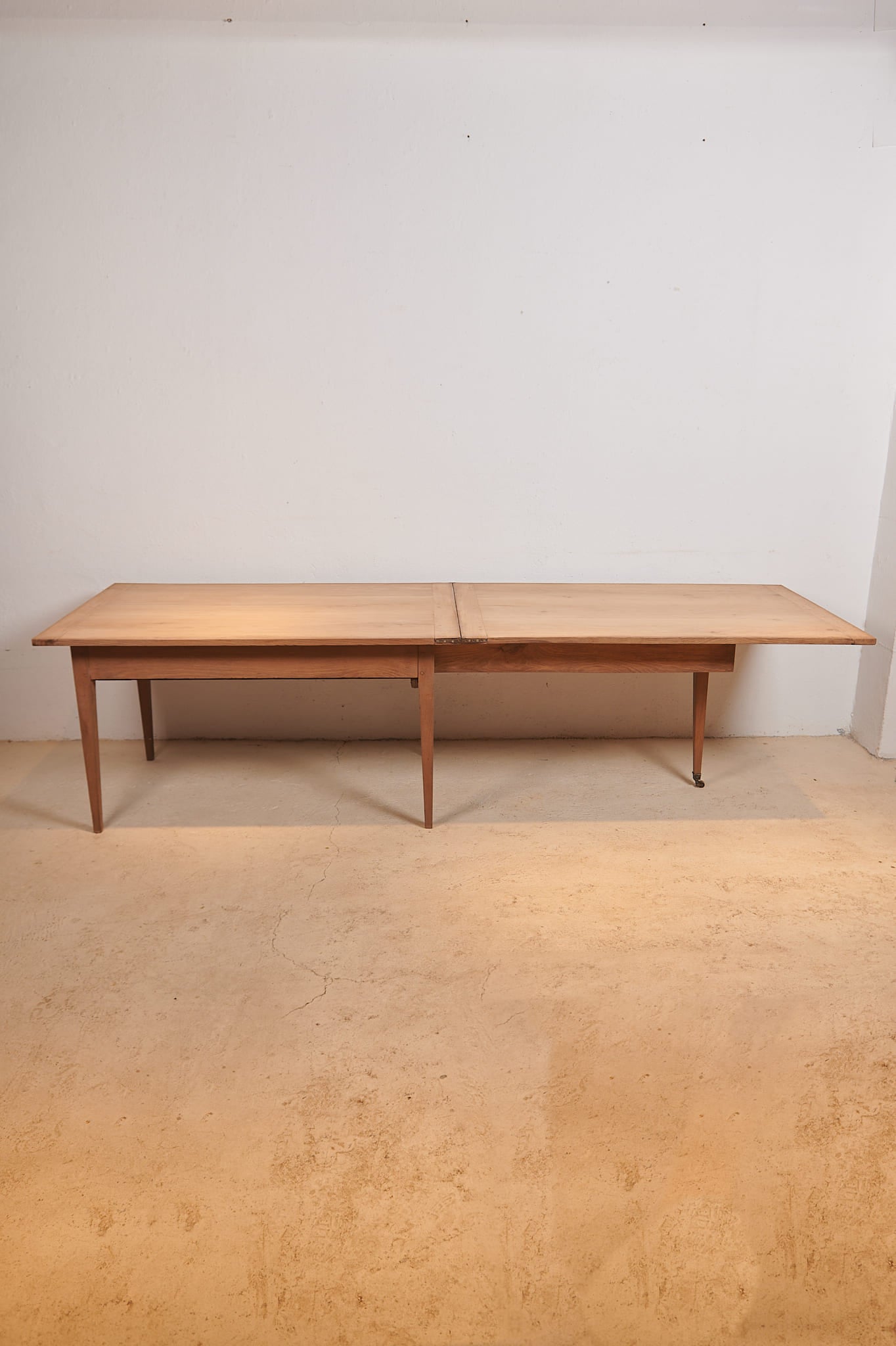 Mesa de comedor francesa extensible en nogal