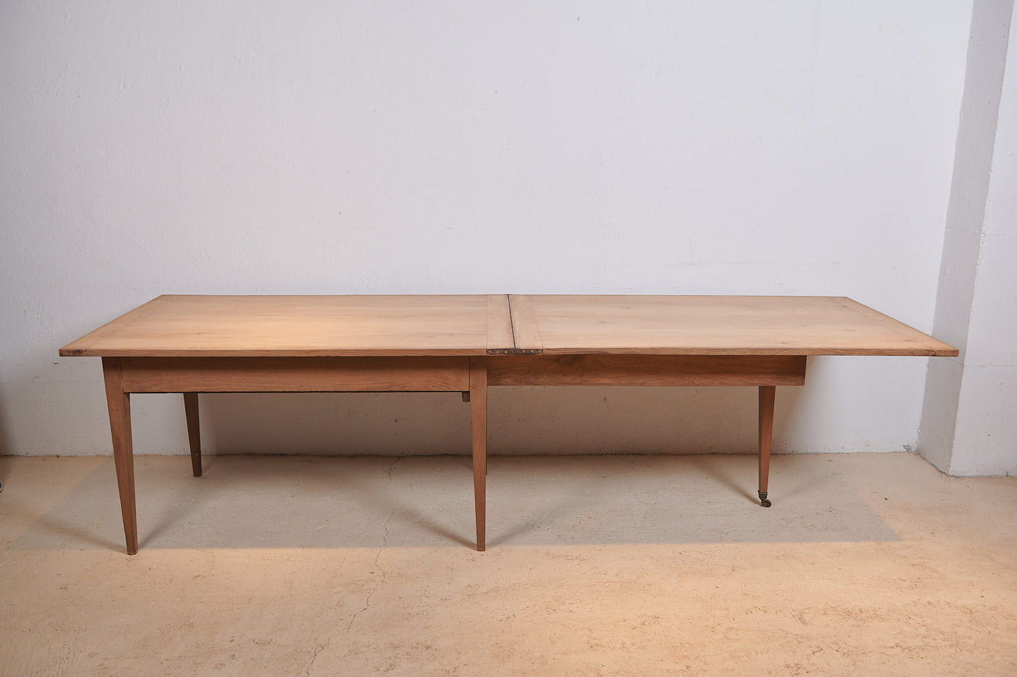 Mesa de comedor francesa extensible en nogal