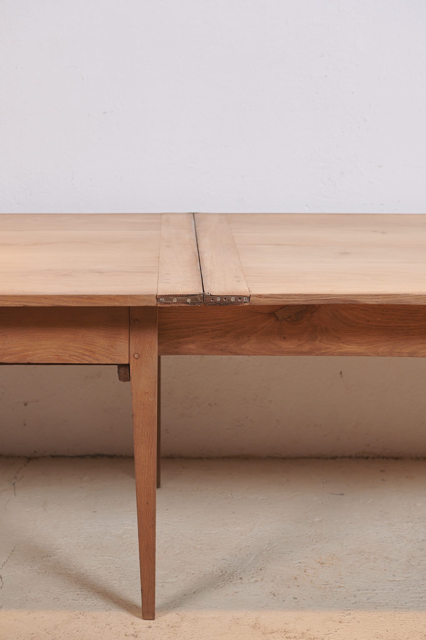 Mesa de comedor francesa extensible en nogal