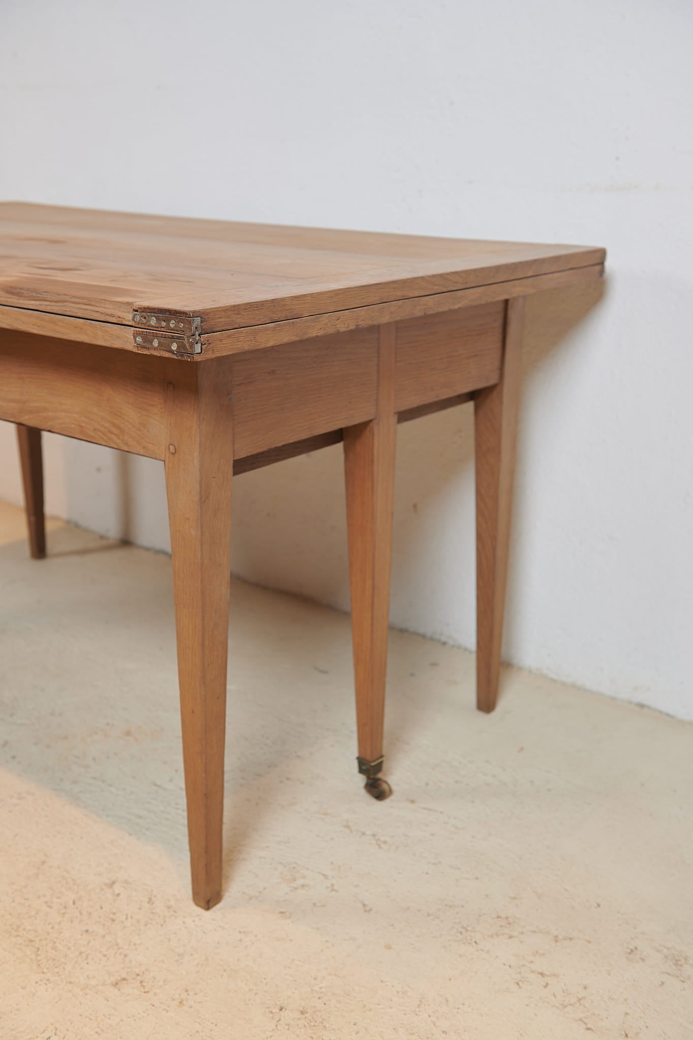 Mesa de comedor francesa extensible en nogal