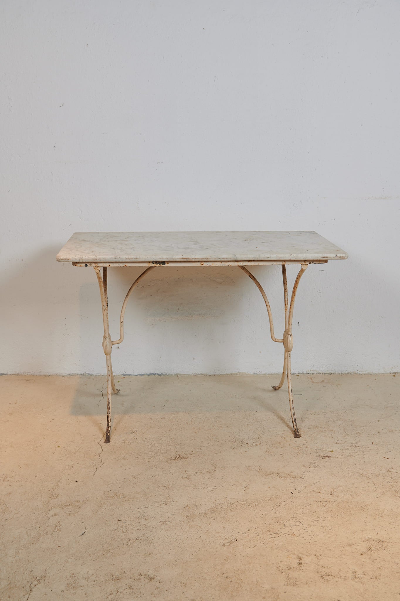 Mesa de jardín francesa de hierro y mármol