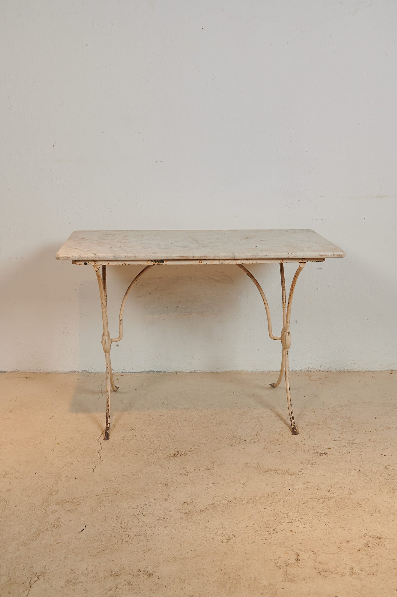 Mesa de jardín francesa de hierro y mármol