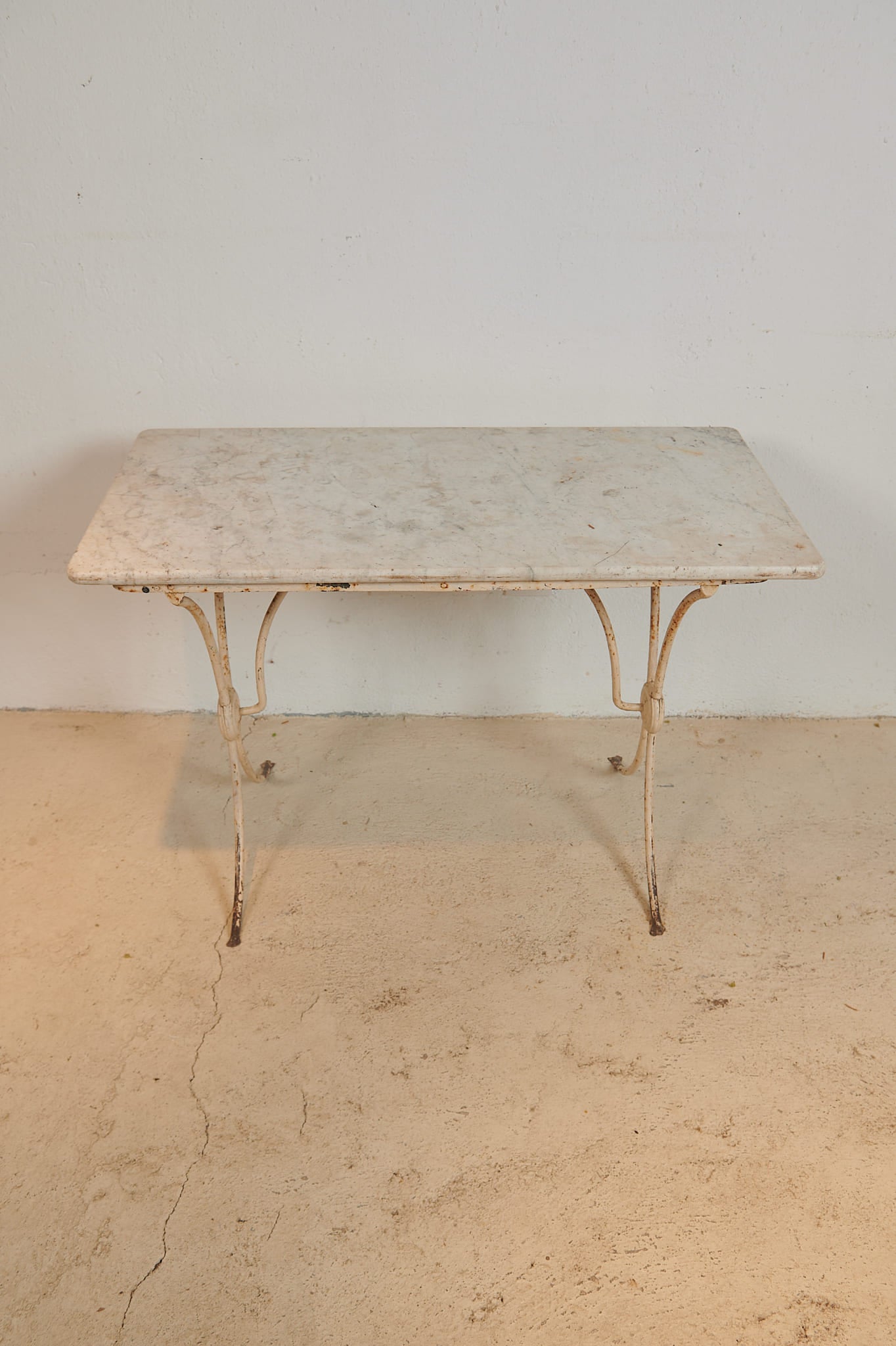 Mesa de jardín francesa de hierro y mármol