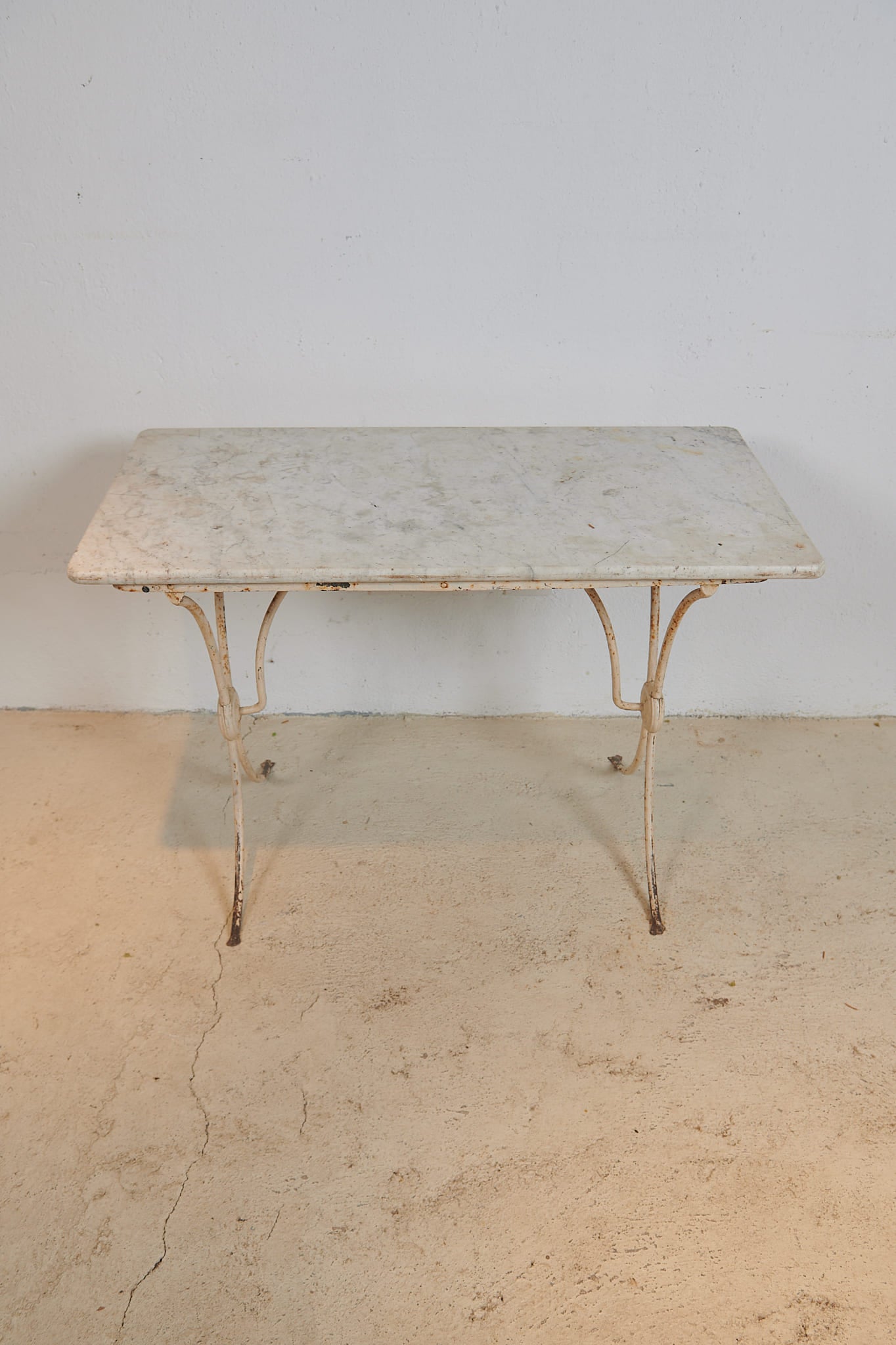 Mesa de jardín francesa de hierro y mármol