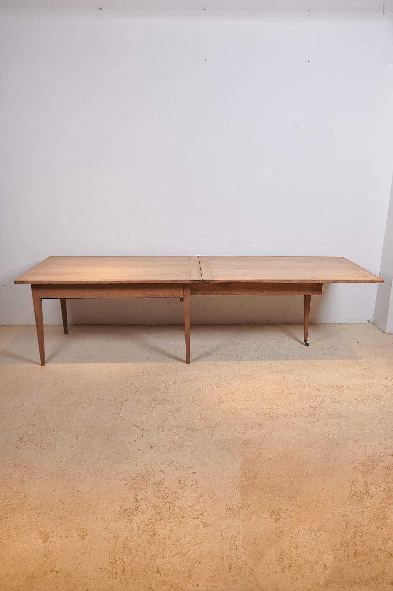 Mesa de comedor francesa extensible en nogal