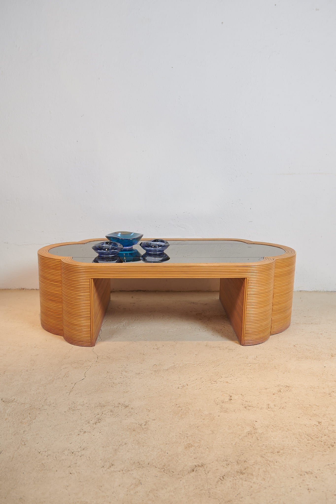 Mesa de centro de ratán y cristal, años 80